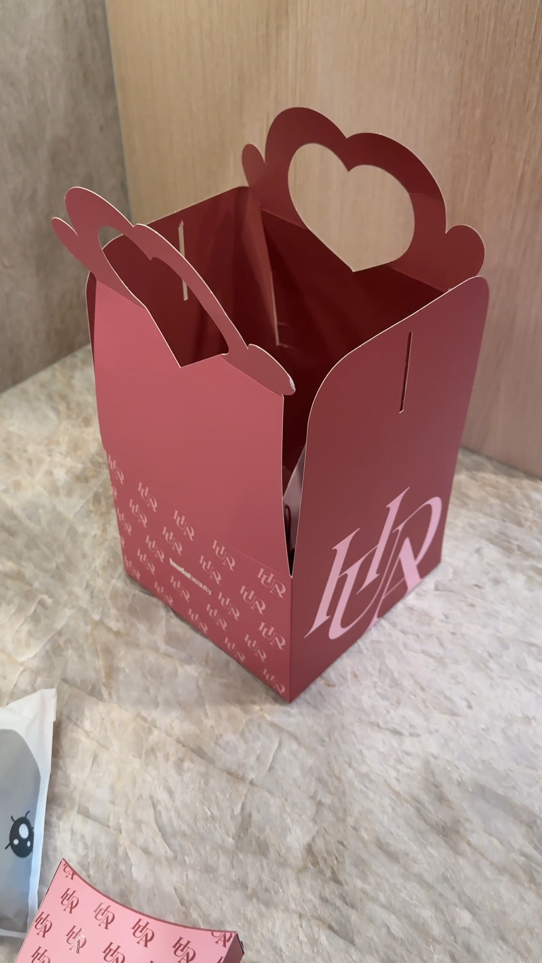 Scroll to shop! ✨ My favorites from Huda Beauty. Everything is linked below.👇🏾

Desliza para comprar. ✨ Mis favoritos de Huda Beauty.

📲 Download the free LTK app & follow me @kirasfashionfinds to shop all my daily finds.

#LTKBeauty #LTKselfcare #LTKvlog