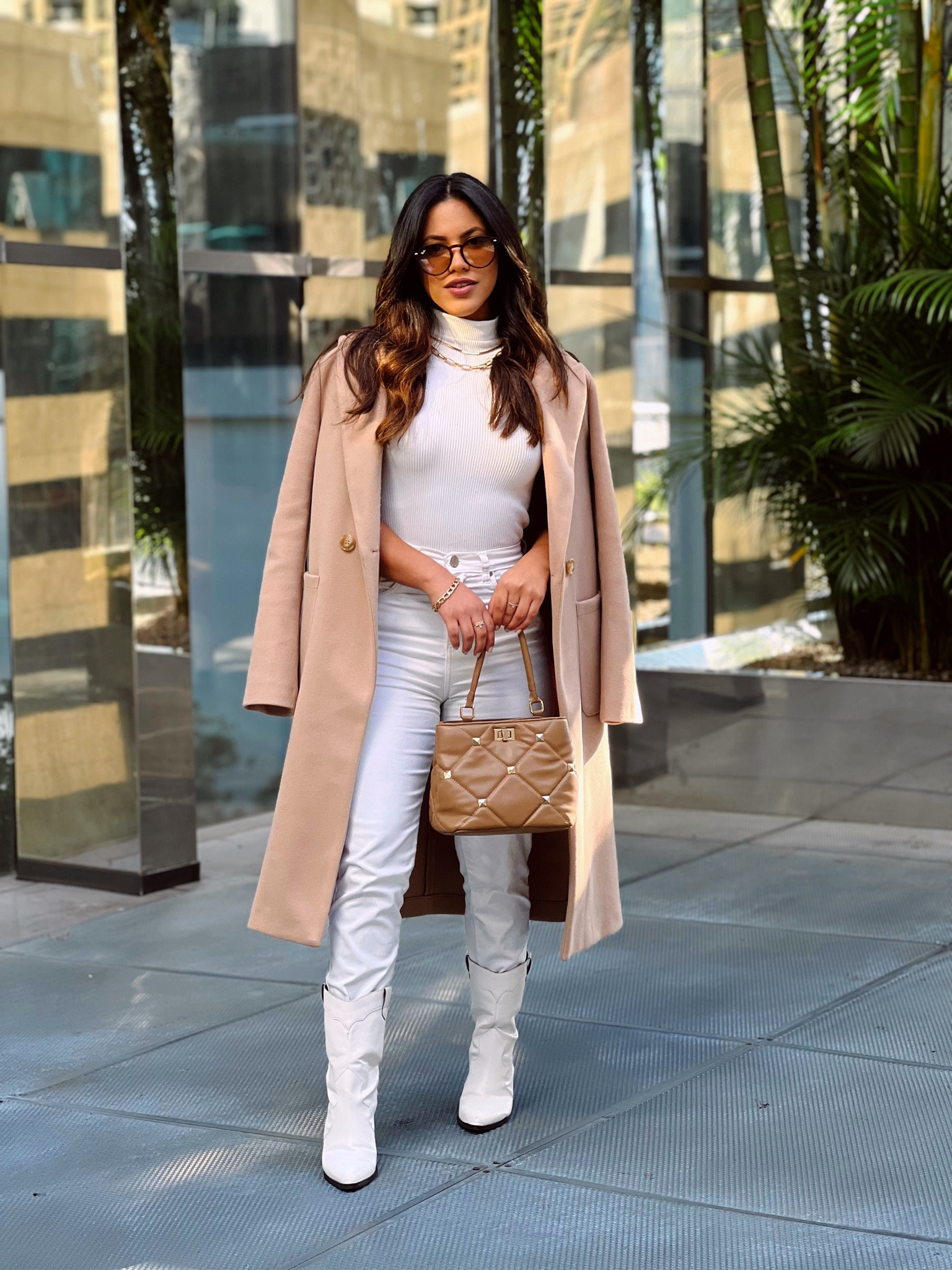Base branca + casaco bege = combo que funciona! 

#LTKbrasil