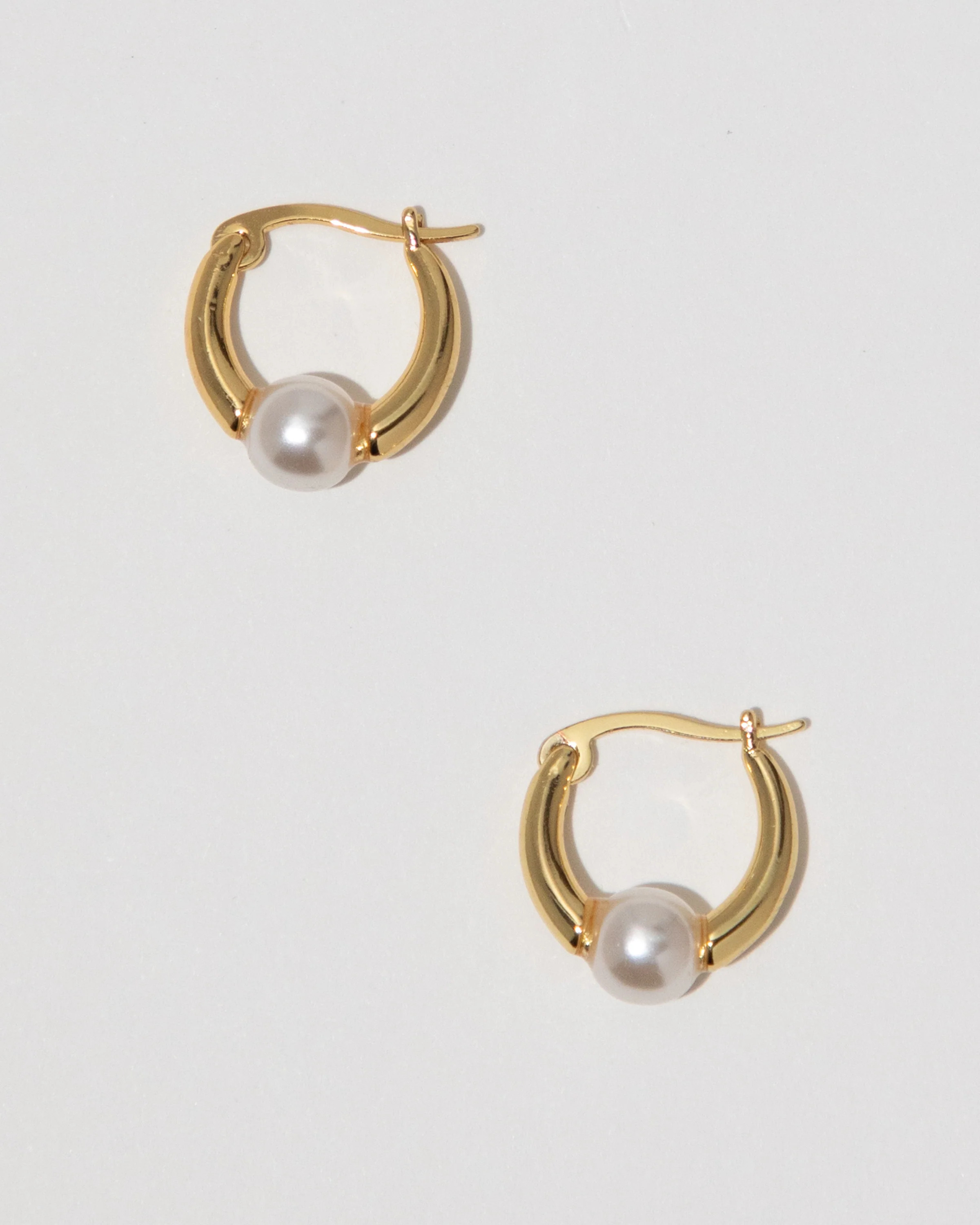 Pearl Huggie Hoop Earrings - GOLD / OS | Few Moda