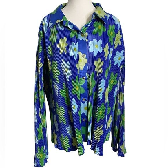 Sammy B Women's Tops Blue Retro Floral Plus Size Cropped Button-Down Shirt | Poshmark