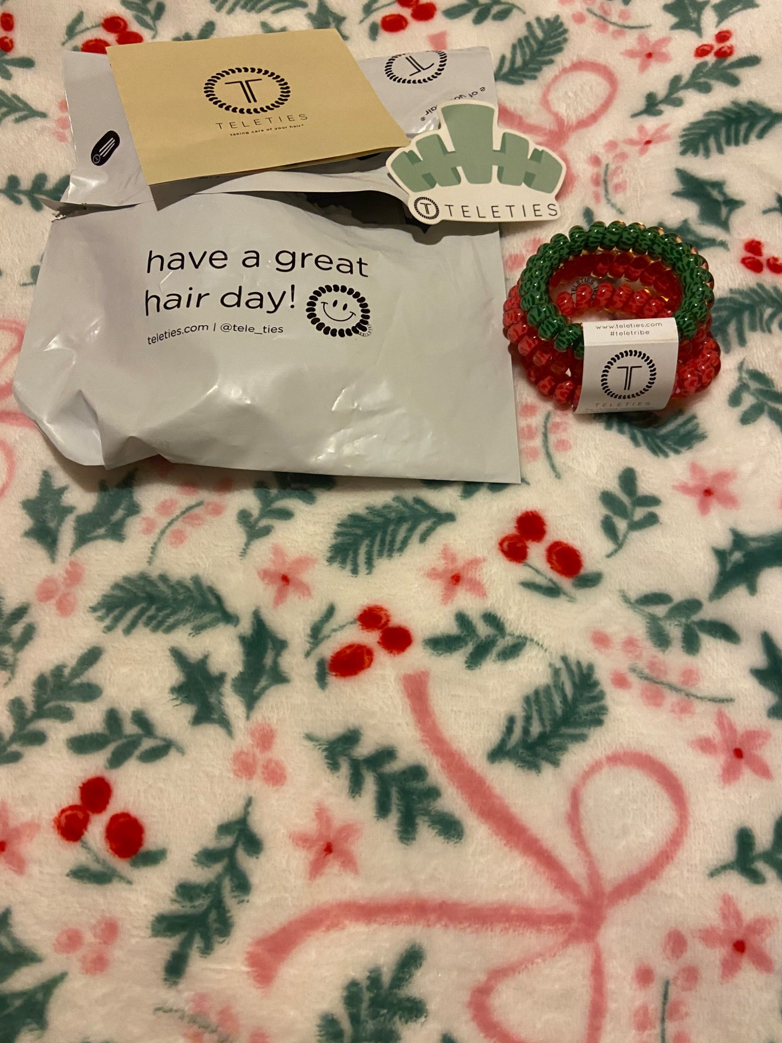 Teleties Christmas drop is HERE and I’m obsessed 🎅🏼🎁 Grabbed these festive hair ties — they make the cutest stocking stuffers and everyday gifts!