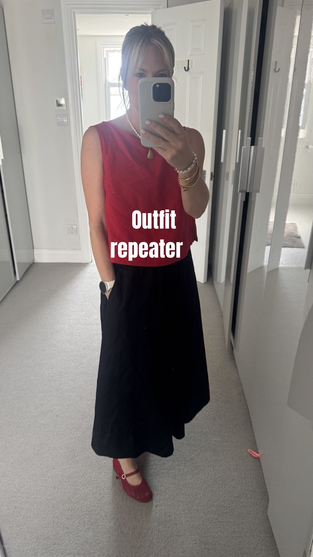 An outfit I’ve been wearing on repeat 

This is a great skirt 
Also comes in white which is definitely buy if I didn’t already have one as a white skirt is a complete summer staple 

Easy breezy top

And comfy flats 👌

❤️🖤