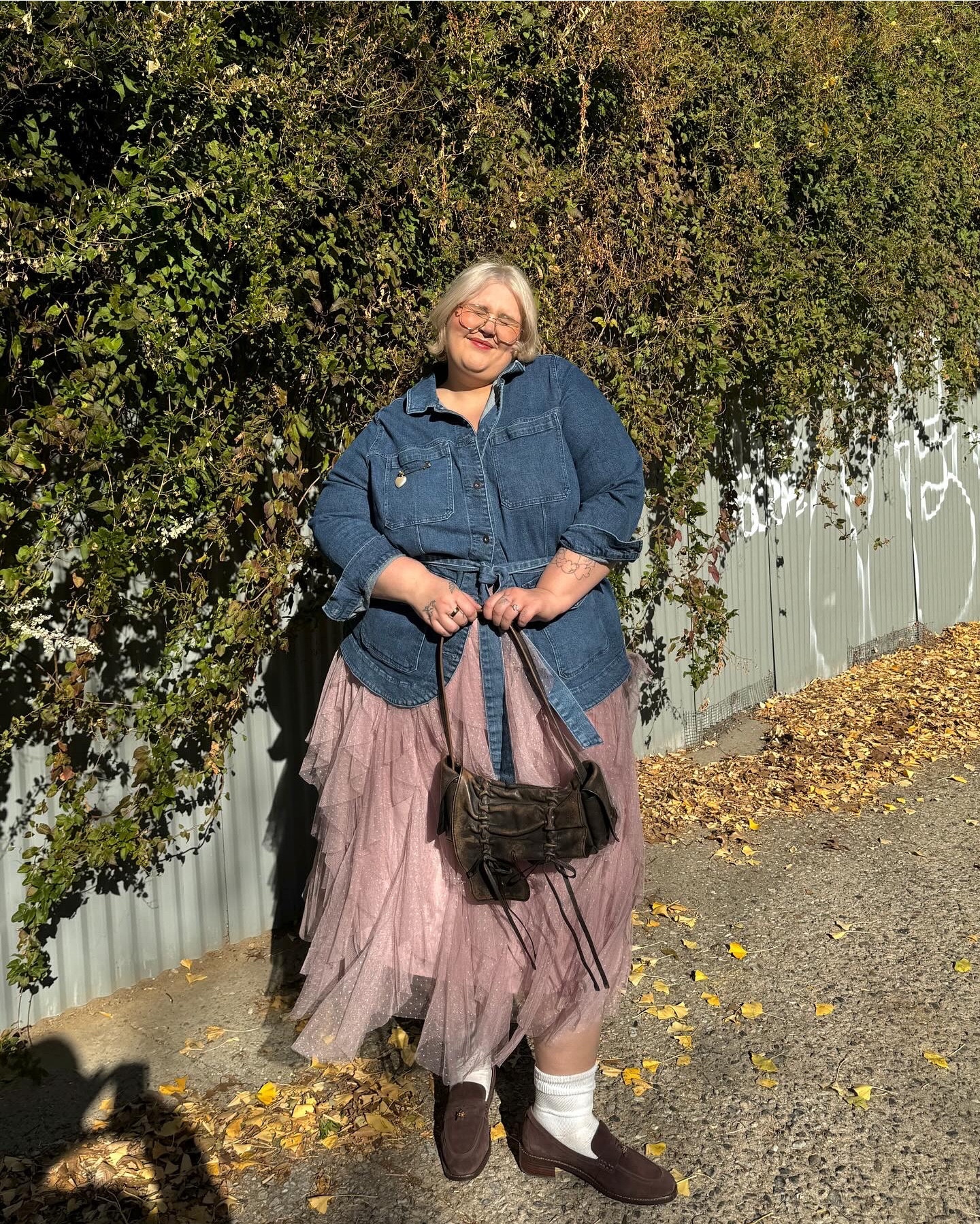 Still very much in fall mode rn! And I have been livinggggggg for tulle skirts. Such a girly style paired with menswear loafers and a structured top is 👌 

Wearing:
Old Navy Utility Jacket in 3x
Anthropologie Tulle Skirt in 3x
Sam Edelman loafers in size 12