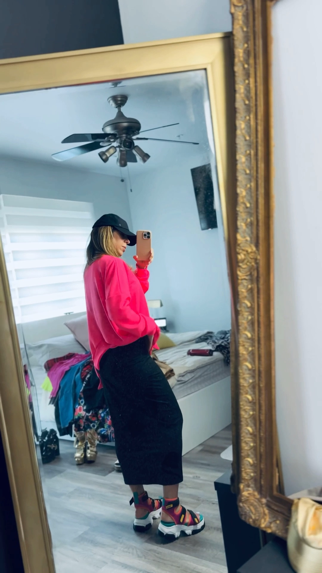 Esta sudadera me la voy a poner una otra y otra vez porque me encanta.. la combiné con estas sandalias de Timberland… (sorry ya no existen.. =\) Mi maxi dress básico negro y una buena gorrita negra!