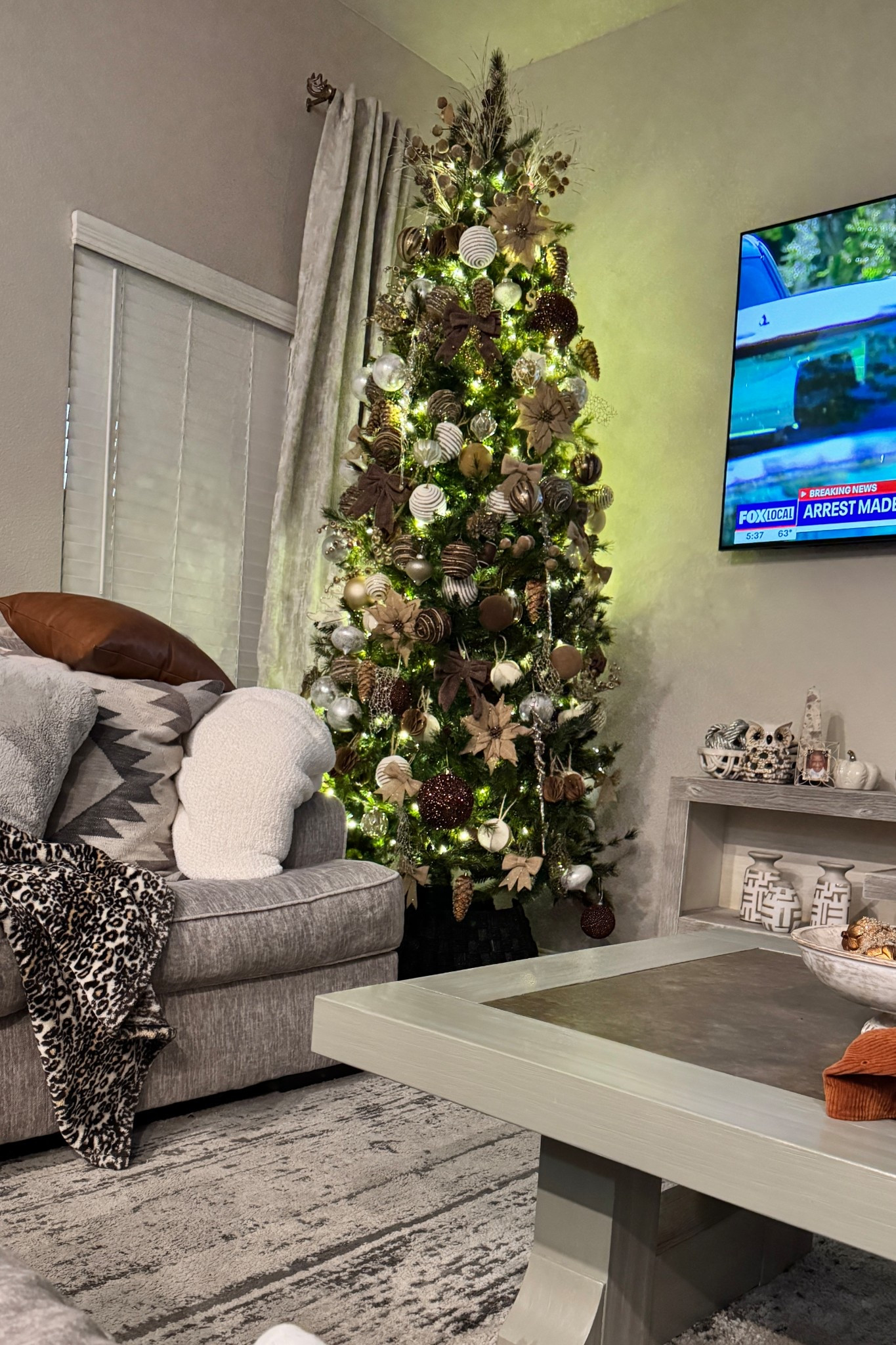 warm, neutral tone, Christmas tree

#LTKSeasonal #LTKdayinmylife #LTKHoliday