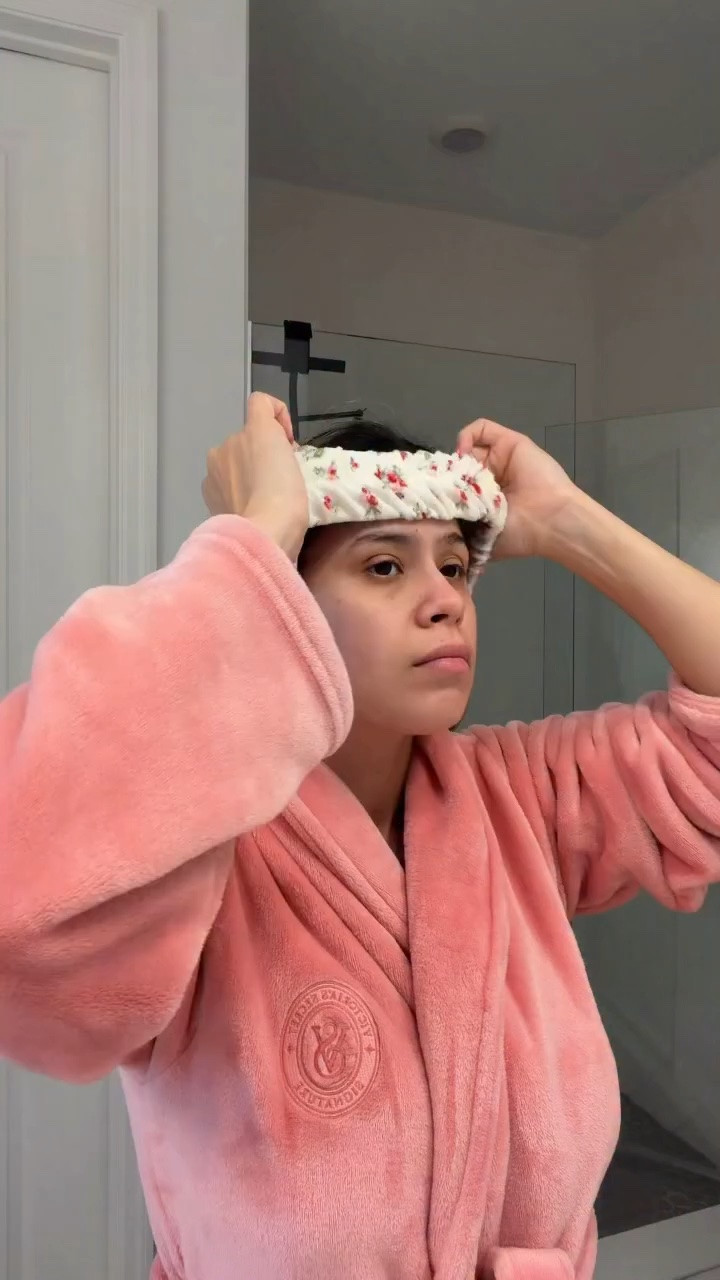 Comenta “skincare” y te envío todos los links de mi rutina durante el embarazo🧴🤰🏻✨la verdad es que la he mantenido lo mas clean y sencilla posible, y mi piel me lo ha agradecido muchoo!

Cleanser & Sunscreen - @skin1004official 
Hyaluronic acid- @vichyusa 
Moisturizer - @illiyoon_official