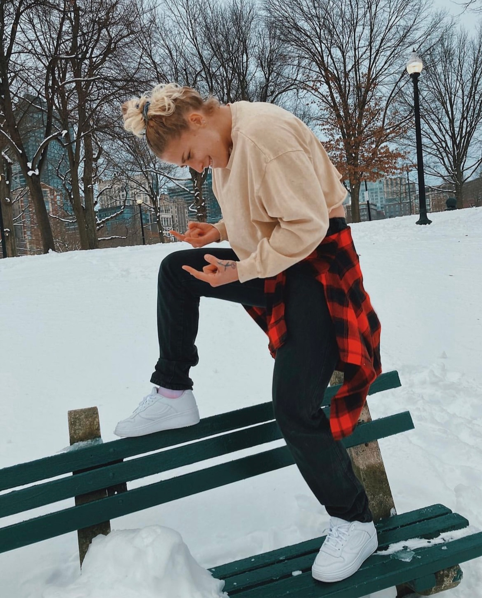 Androgynous tomboy outfit. Masc outfit. Casual outfit. Jeans and sneakers outfit  