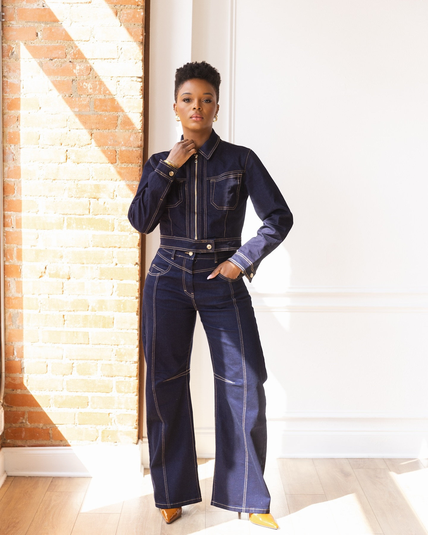 #mykm New season, new denim. 💙✨ Obsessed with the contrast stitch details on this set—classic with a fresh twist. Who else is loving bold denim moments? 👖 #karenmillen #NewSeasonStyle”

Shop the New Season Styles @karen_millen : Indigo Denim Contrast Stitch Detail Zip Through Jacket (size 4) and Barrel Leg Denim Jean (size 6)
•
•
•