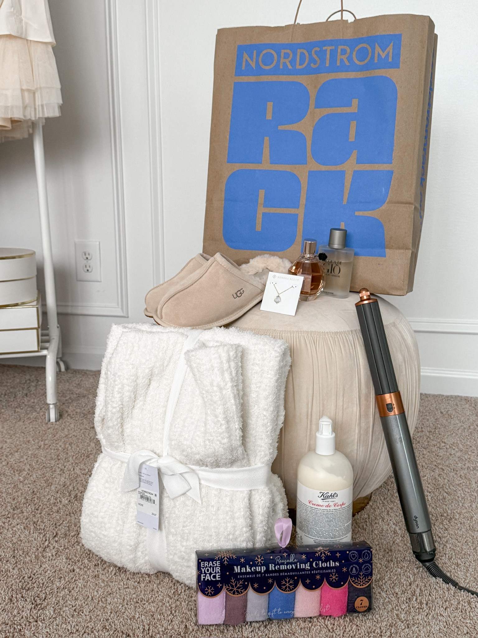 I picked up a few gifts for her items at Nordstrom Rack! Barefoot dreams blanket// Ugg slippers // Airwrap // Kiehl’s body lotion // makeup remover cloths // perfume // Kendra scott jewelry 

#LTKGiftGuide #LTKSeasonal #LTKHoliday