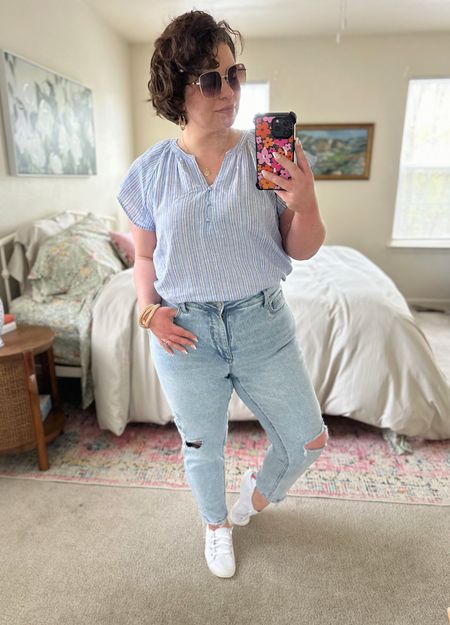 Cute and effortless spring look •

Mom Jeans, spring outfit, summer outfit, midsize style, size 12, size 14, blue and white top, white sneakers, gold bracelet, sunglasses

#LTKstyletip #LTKshoecrush #LTKmidsize