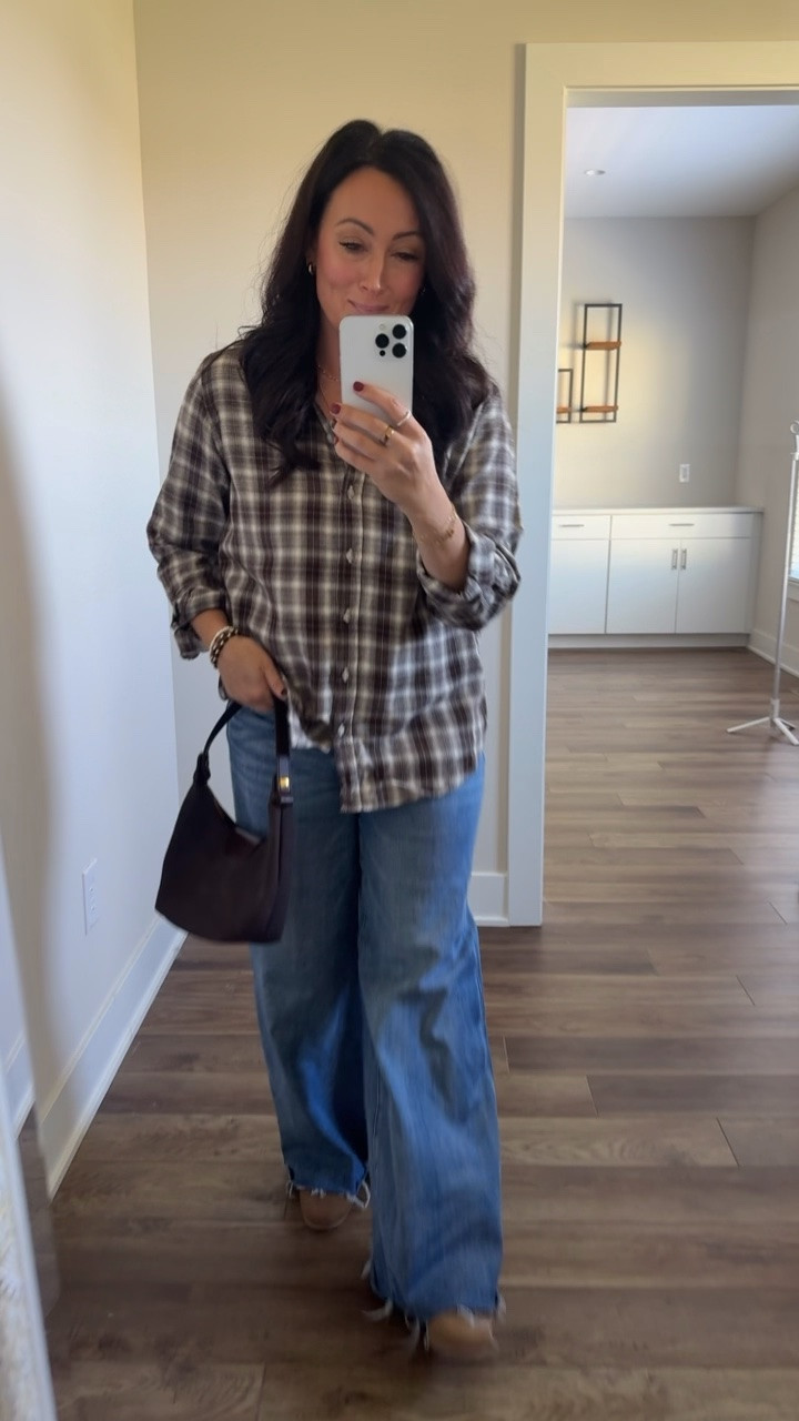 How I’m styling this flannel for fall! I’m wearing size medium. It’s 40% off right now!