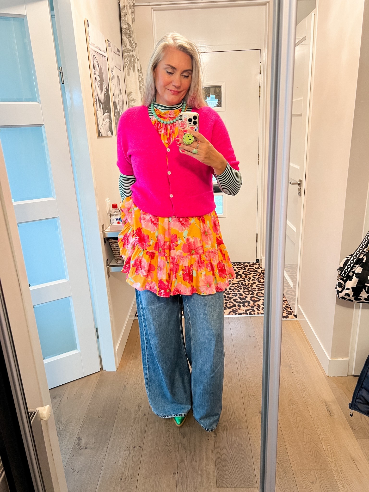 OOTD - Dinsdag. Gestreepte longsleeve (oud), onder een oranje tuniek jurk met bloemenprint, een felroze vestje (oud) een super wijde jeans (maat 32/36) en tweedehands cowboylaarzen van DWRS. Groene kralenketting. 

#LTKstyletip #LTKeurope #LTKnederlands