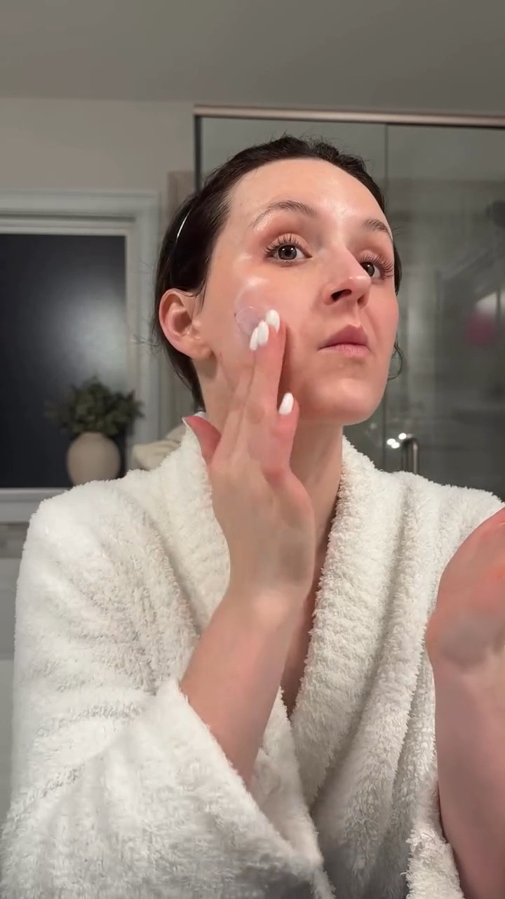 Gentle Nighttime Skin Routine 🌙 

This has been my routine post chemical peel - using retinol to help aid in that peeling process, all other products are very gentle! 

@anua_global Heartleaf 77+ Toner
@haruharuwonder_us_official Black Rice Toner
@rejurancosmetics PDRN serum 
@naturium Multi-Peptide Serum 
@etudeofficial 2x Barrier Cream 

.
.
#nighttimeroutine #nightskincareroutine #kbeautyskincare #productreviews #antiagingsolution