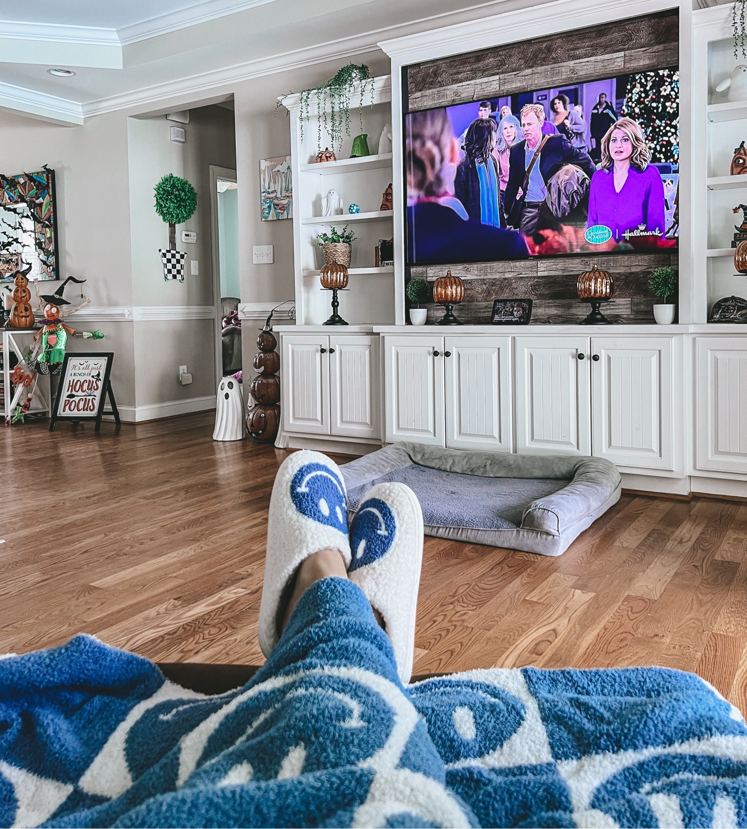 Checkered Smiley Blanket & Smiley Slippers 


#LTKSeasonal #LTKhome #LTKU