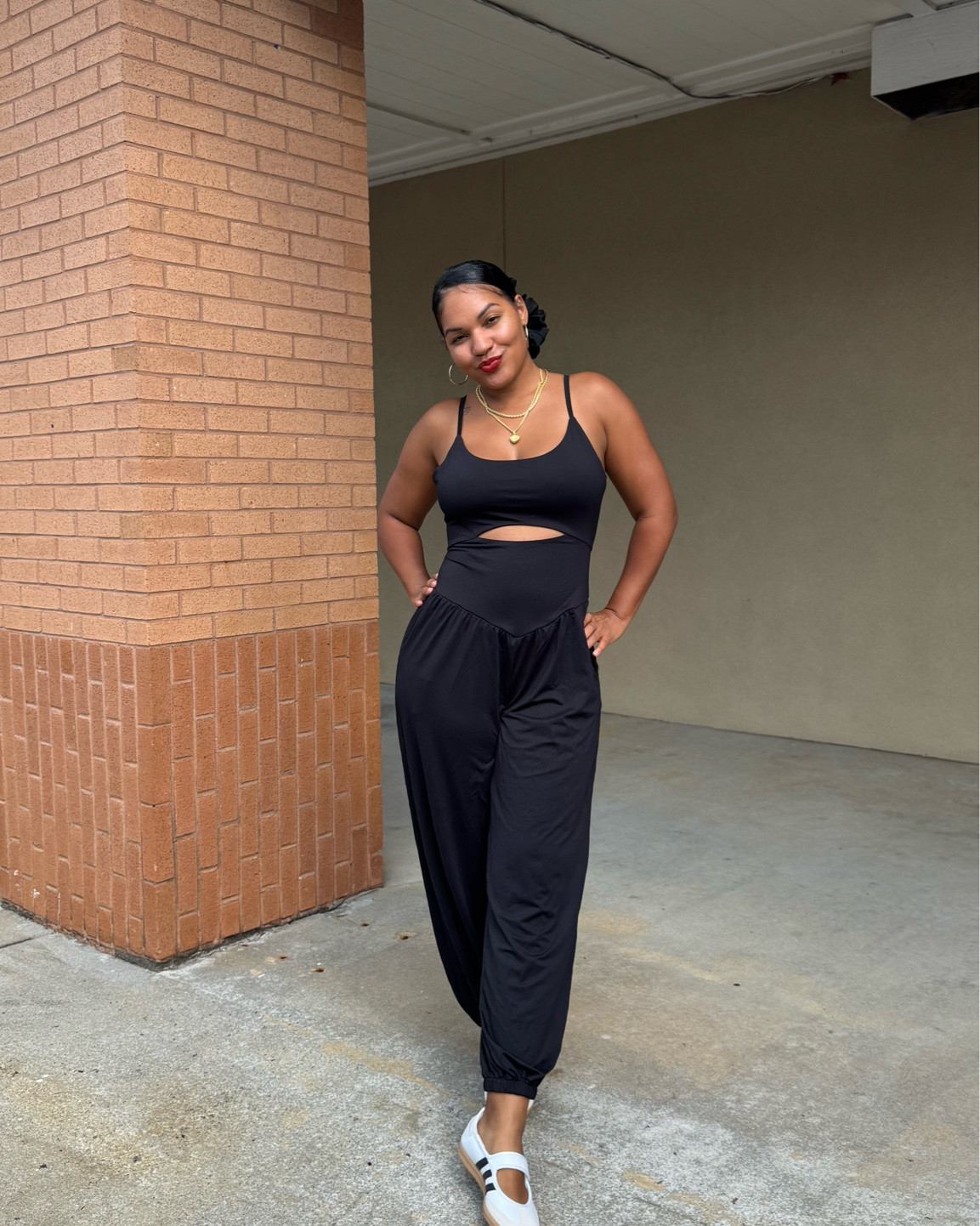 Today I didn’t have to to choose between comfort and cute, you know I already have this jumpsuit in olive green, so I had to get it in black because it is tall girl friendly I’m even wearing a size medium when I usually wear a large, the stretch is amazing and it has pockets. I got so many compliments today!! also adidas you have done your big one with these Mary Jane sneakers. Also, another item I need an every single color. 🙌🏽🔥🔥