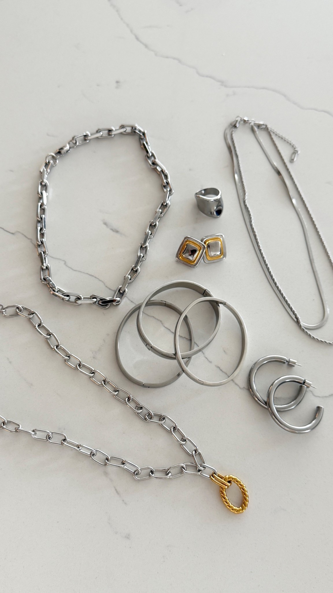 No date night look is complete without jewelry, and these @alaisbranche pieces were the cherry on top!🍒 They immediately elevated my look, without breaking the bank! And with the holidays creeping up, remember jewelry is always a great gift idea😏Comment “SHOP” to get the details straight to your DM! 
#alaisbranchestyle #everydayluxe  