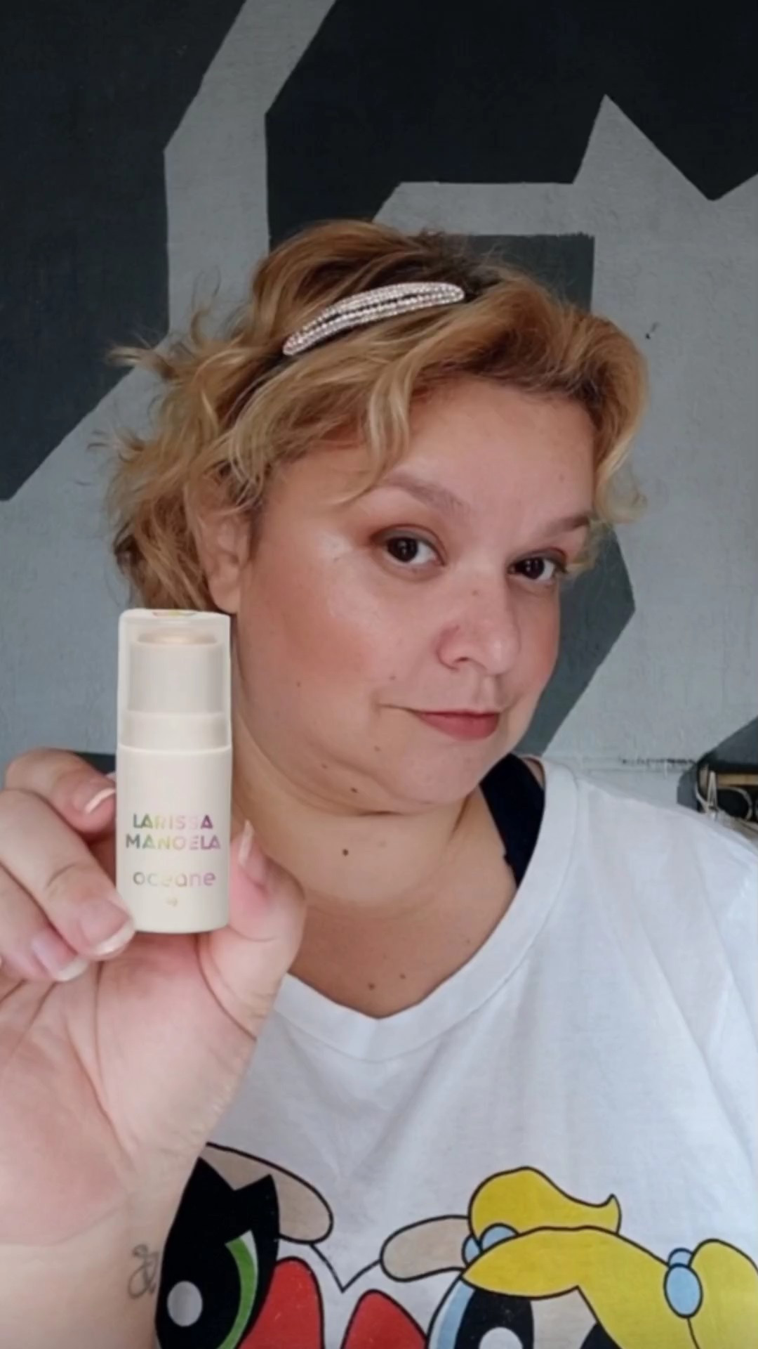 O Iluminador em Bastão da Larissa Manoela By Océane (Crystal Highlight Stick Moonstone) tem textura cremosa e efeito perolado.Dá pra construir camadas e esfuma super bem tanto com pincel quanto com os dedos.A embalagem é compacta e cabe em na bolsa ou na necessaire.São 3 tonalidades disponíveis: O mais branquinho (esse), um rosado (Quartz) e um mais cobre (Topazio).Curiosidade: esse iluminador possui um núcleo interno à base de óleo, que é rico em vitaminas..#Maquiagem 

#LTKbeauty #LTKbrasil