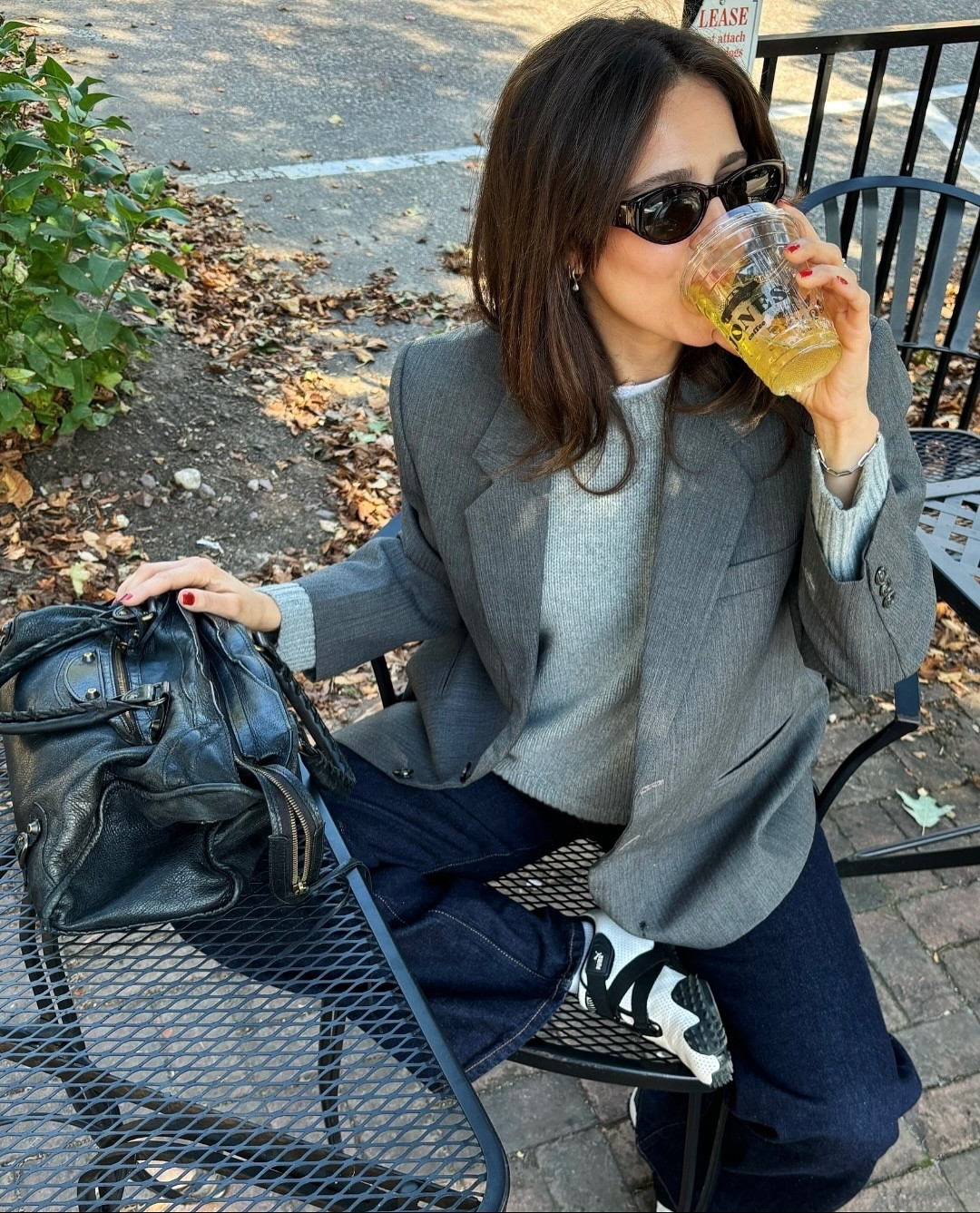 My midweek caffeine hit ☕✨
Proof that coffee runs can still look put-together.

#ootd #coffeevibes #effortlessstyle #personalstylist #coffeerun #errandlook