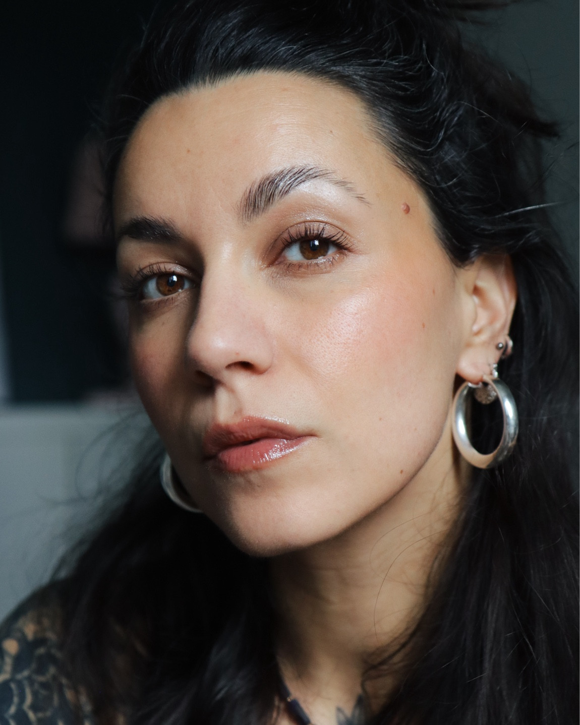 10 minutes makeup 🤝🏼
TEINTES :
- Base : n.4
- anti-cernes : 14 / Light Peach
- fard à paupières : How Many Carats?!
- Blush : Summertime Wine 
- Gloss : 12 