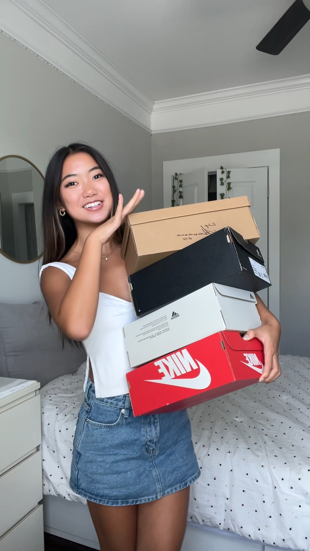 All shoes can be shopped at Shoe Carnival! My code “RUN” works 🤗
City Beach: LAUREN20
Princess Polly: LAUREN
1: top- xs, jeans- 24
2: top- 2, jeans- H&M but similar linked
3: top- 2, shorts- white fox but similar linked
4: hoodie- small, leggings- xs