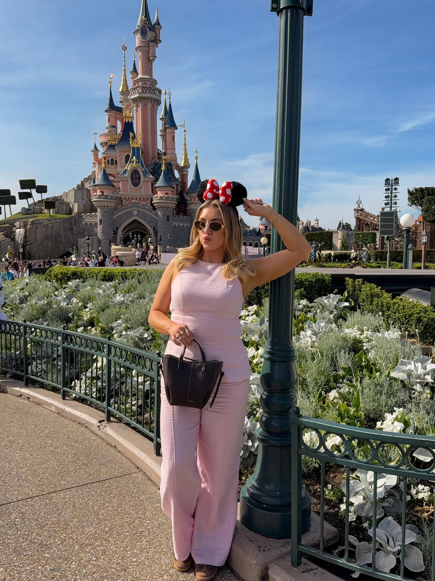 It’s Disney day & I dressed up to match the castle 💗