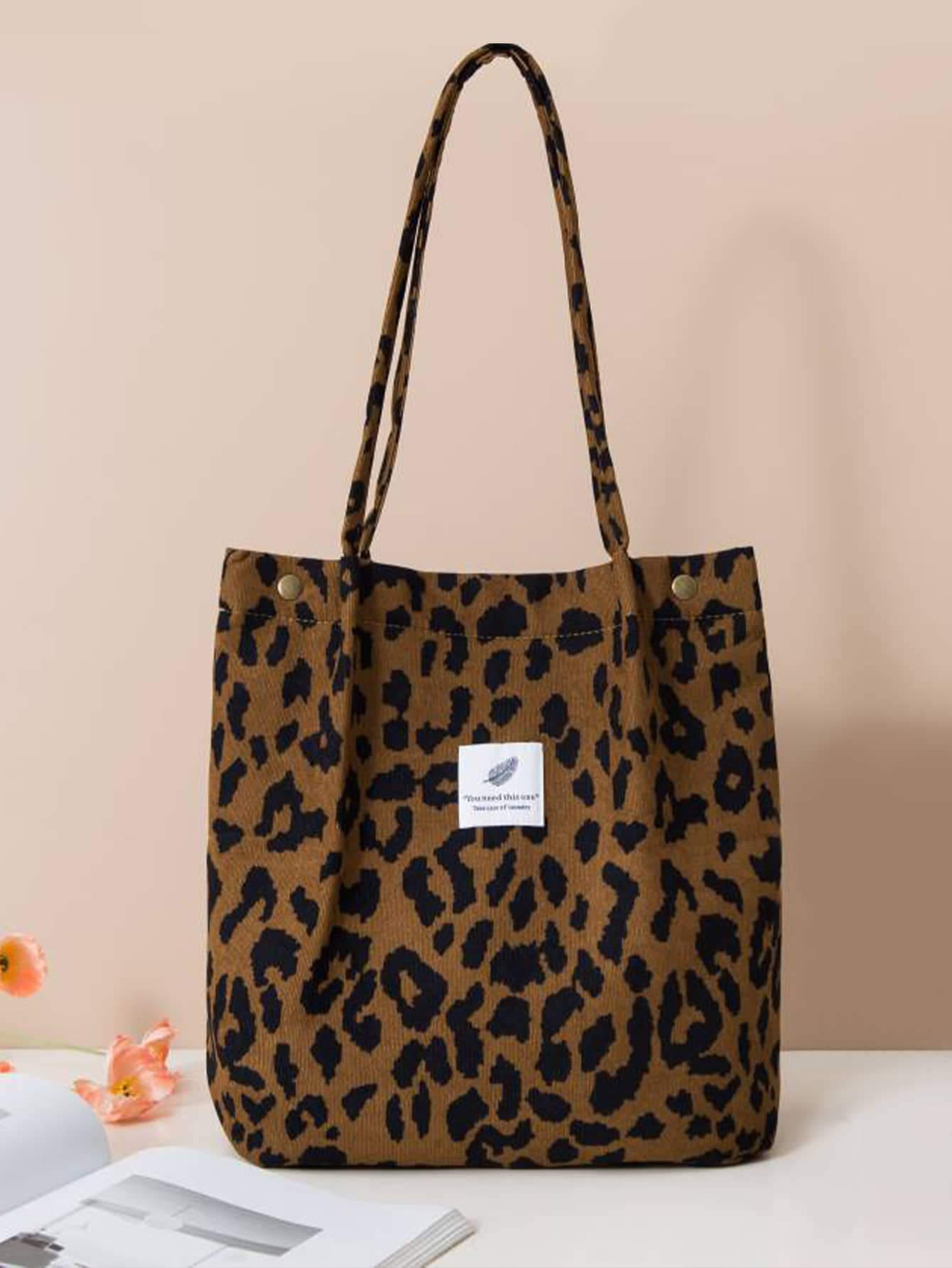 Bolso tote de hombro de moda estilo universitario marrón con estampado de leopardo de pana | SHEIN