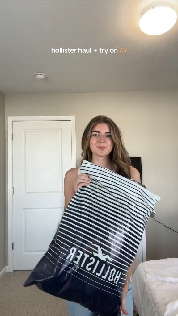 Hollister Try-On Haul ✨

#LTKstyletip #LTKSeasonal #LTKFind