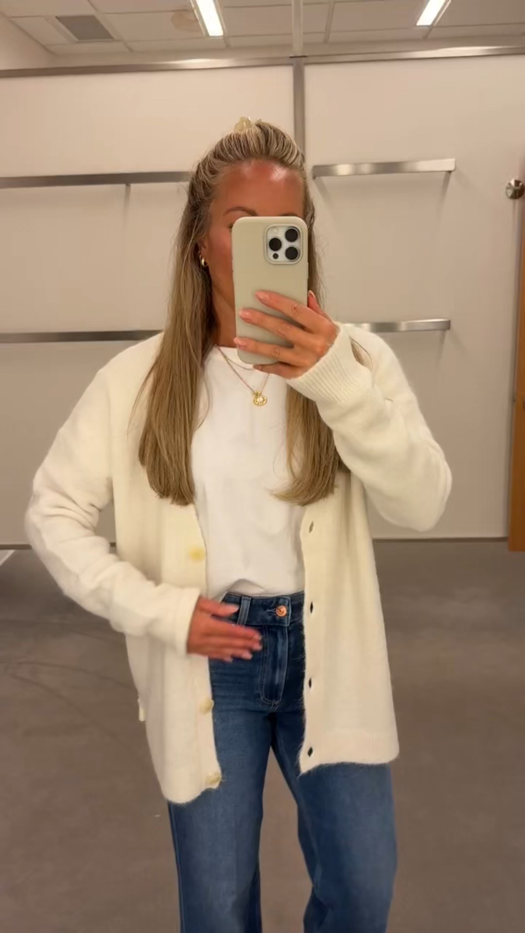 NSale - classic look FTW 🙌🏼 the denim goes fast! Love this look Fall

Small in cardi & top, 26 jeans

Best white tee, fall denim, fall fashion, summer fashion, fall outfit, summer outfit, best of Nsale, classic fit, weekend fit, cardigan fit
