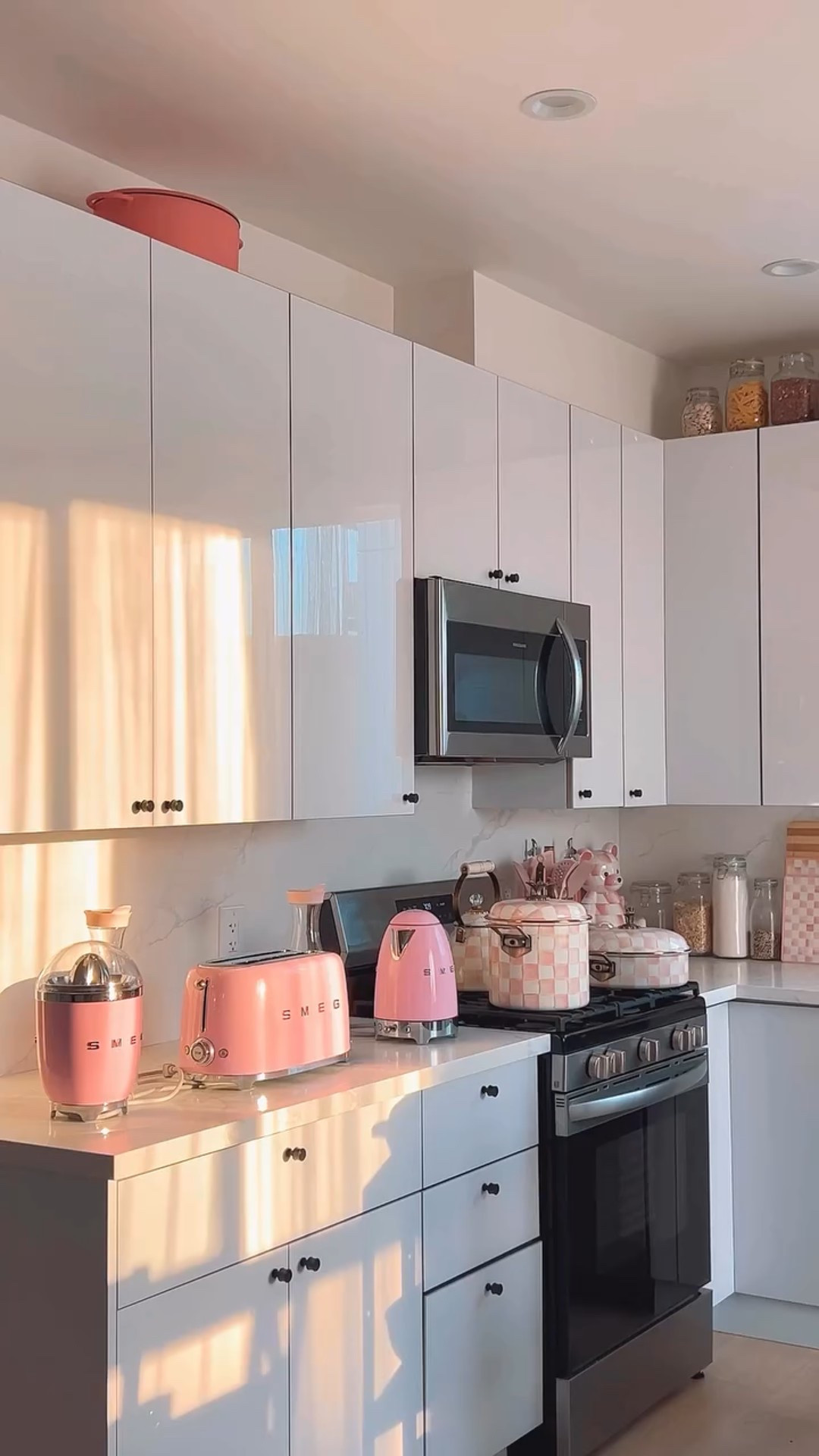 Sunrise in my pink kitchen. 💗

#fyp #lecreuset #kitchen #cookware #luxury #cooking #pink #sunrise #LA #millennial #whimsical #summer #summerkitchen #springkitchen