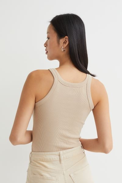 Figurbetontes Tanktop aus geripptem Baumwolljersey mit Rundausschnitt.GrößeDas Model ist 179cm/... | H&M (DE, AT, CH, NL, FI)