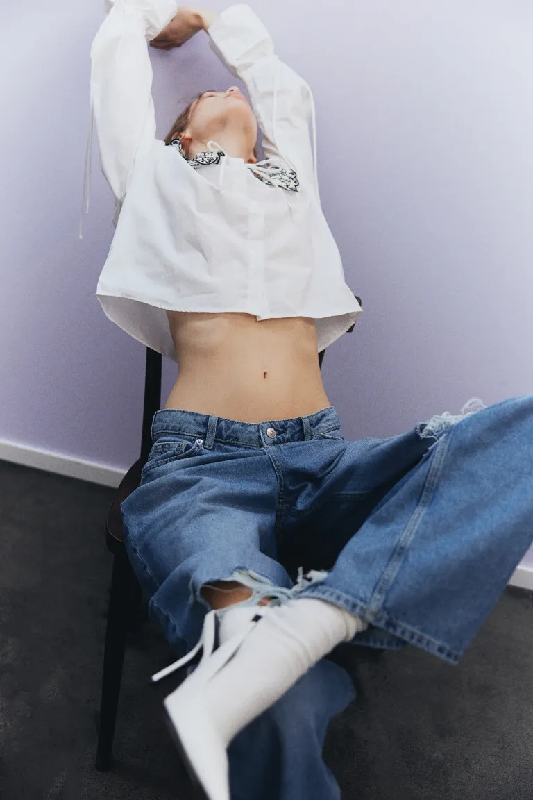 Popelinebluse mit Broderie Anglaise - Weiß/Geblümt - Ladies | H&M DE | H&M (DE, AT, CH, NL, FI)