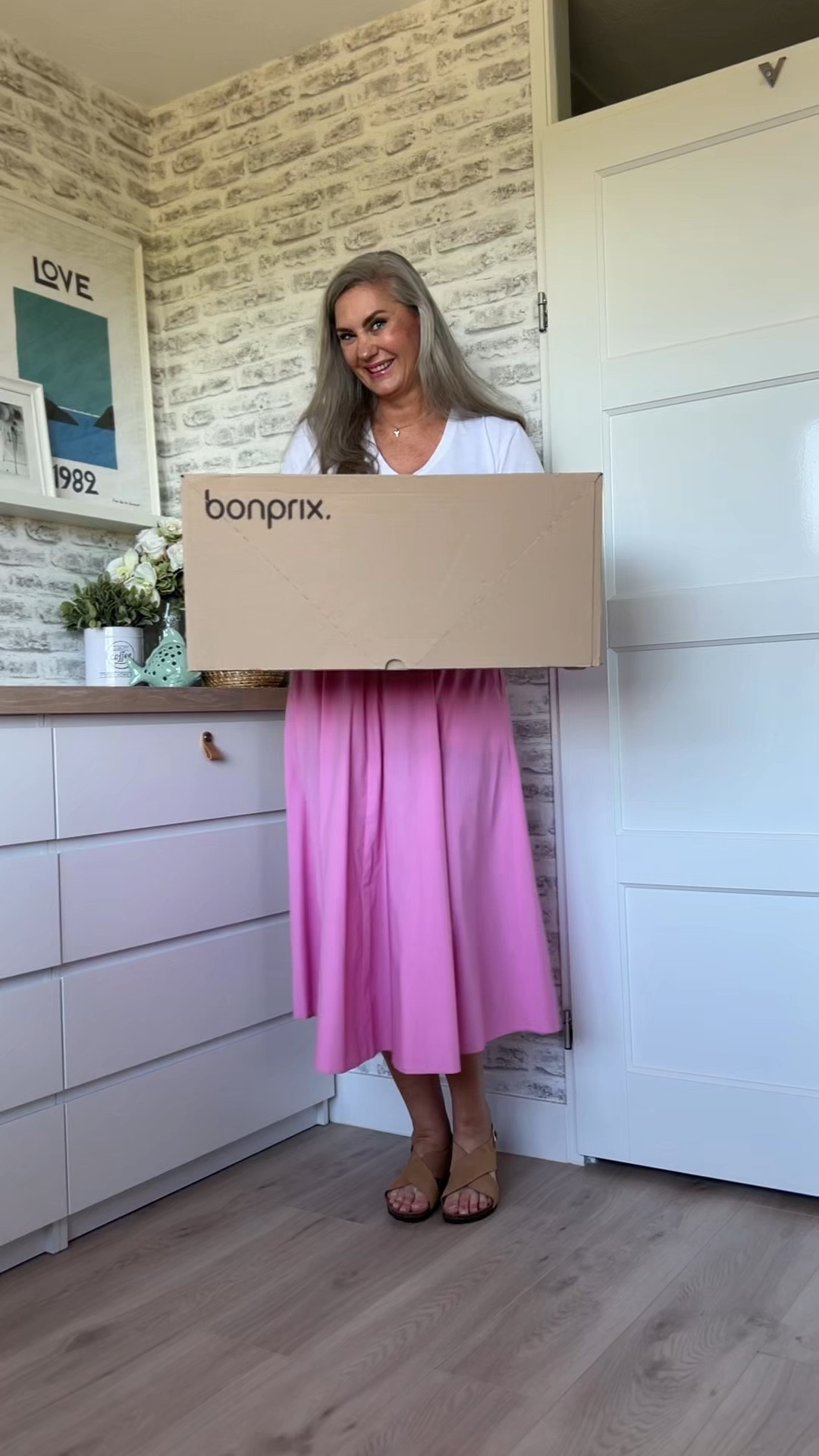 Wat ik shopte bij bonprix. De leukste voorjaars en zomerkleding. Gebruik code lous15 voor korting (geldig van 7 t/m 9 mei ‘26 - 15% korting op alles - 1x per klant - alleen in NL)(app & webshop)

Alle schoenen vallen op maat. En alle kleding bestelde ik in mijn eigen maat (42 of maat 40/42) behalve de roze rok (44), de rode broek (44) en beide jurken (44).

#LTKnederlands #LTKsummer #LTKeurope