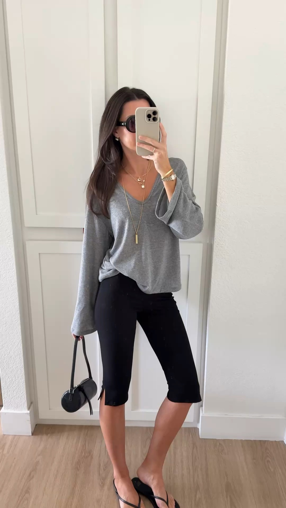 Easy Monday outfit! I’m 5’7 wearing 2/25 in the capris and small in the top.