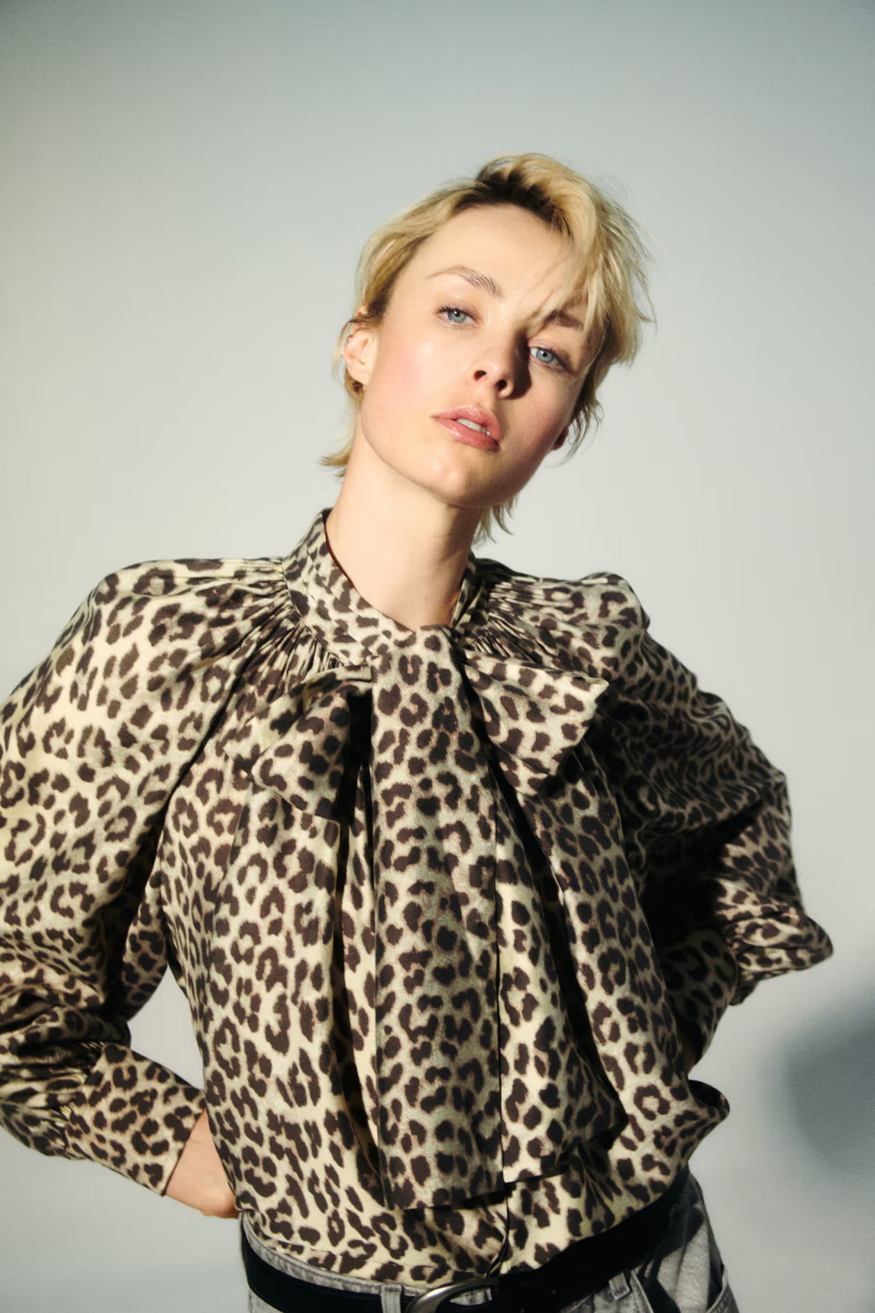 Tie-neck blouse - Long sleeve - Regular length - Light beige/Leopard print - Ladies | H&M GB | H&M (UK, MY, IN, SG, PH, TW, HK)