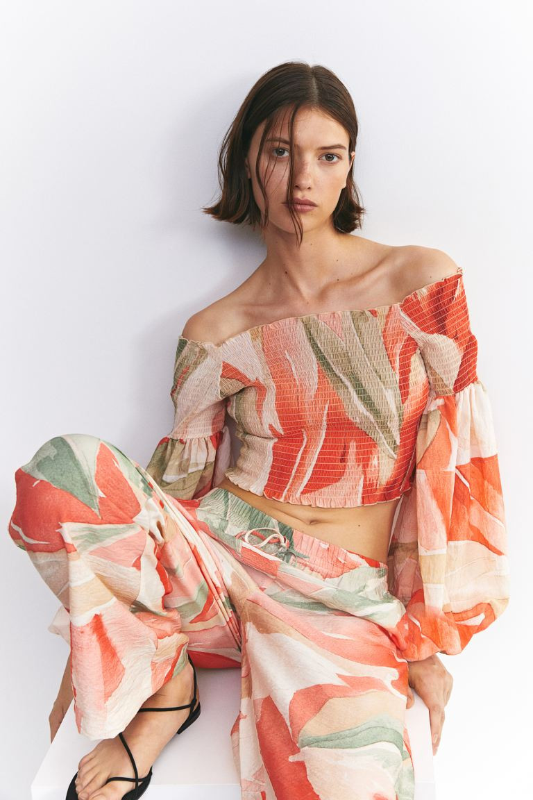 Off-the-shouldertop met smokwerk | H&M (DE, AT, CH, NL, FI)