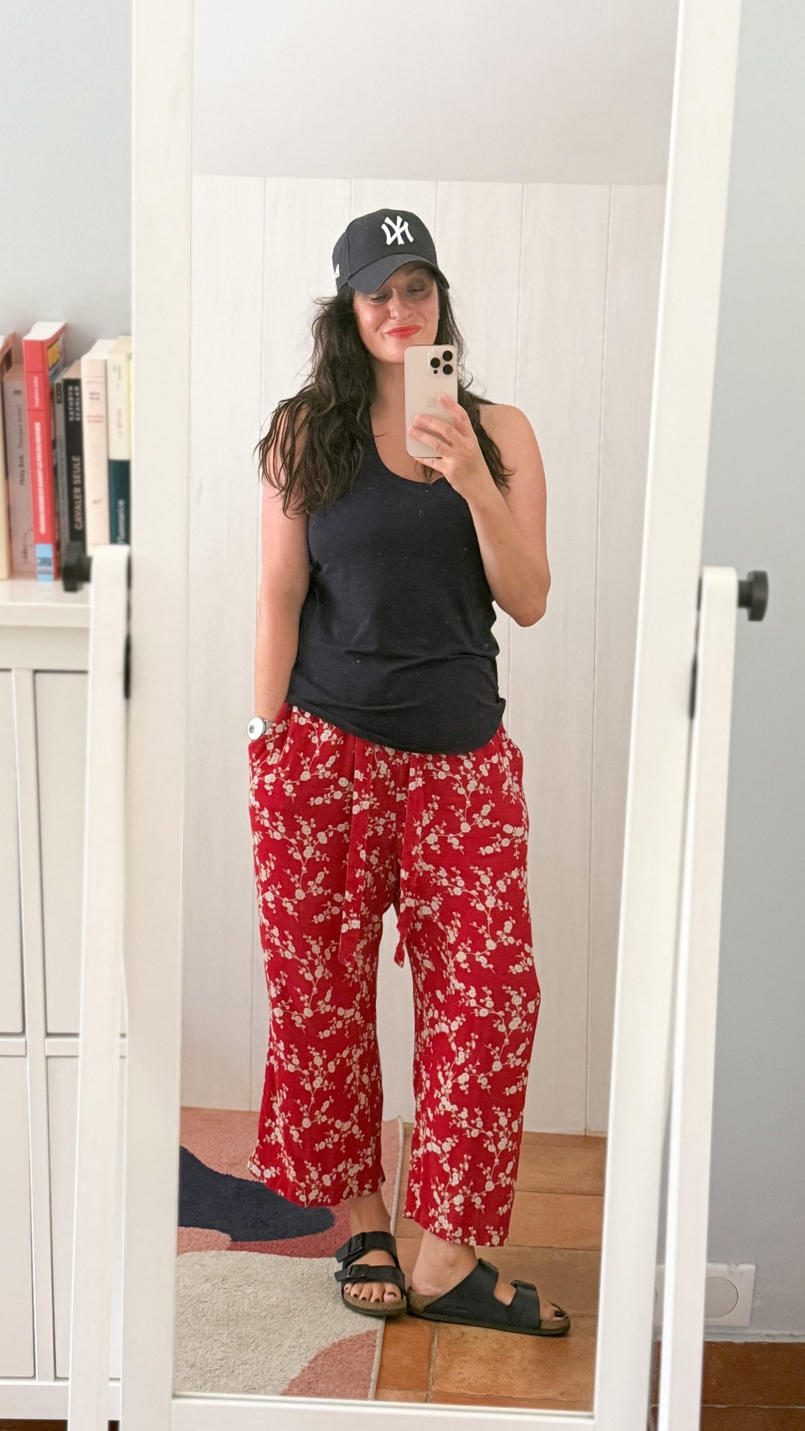 • Casquette Yankees bleu marine #newera (en lien)
• Débardeur bleu marine #crzyoga (en lien)
• Pantalon rouge fleuri #hm x #gpjbaker (en lien) 
• Mules Arizona bleu marine #birkenstock

#LTKfrance #LTKmidsize #LTKsummer