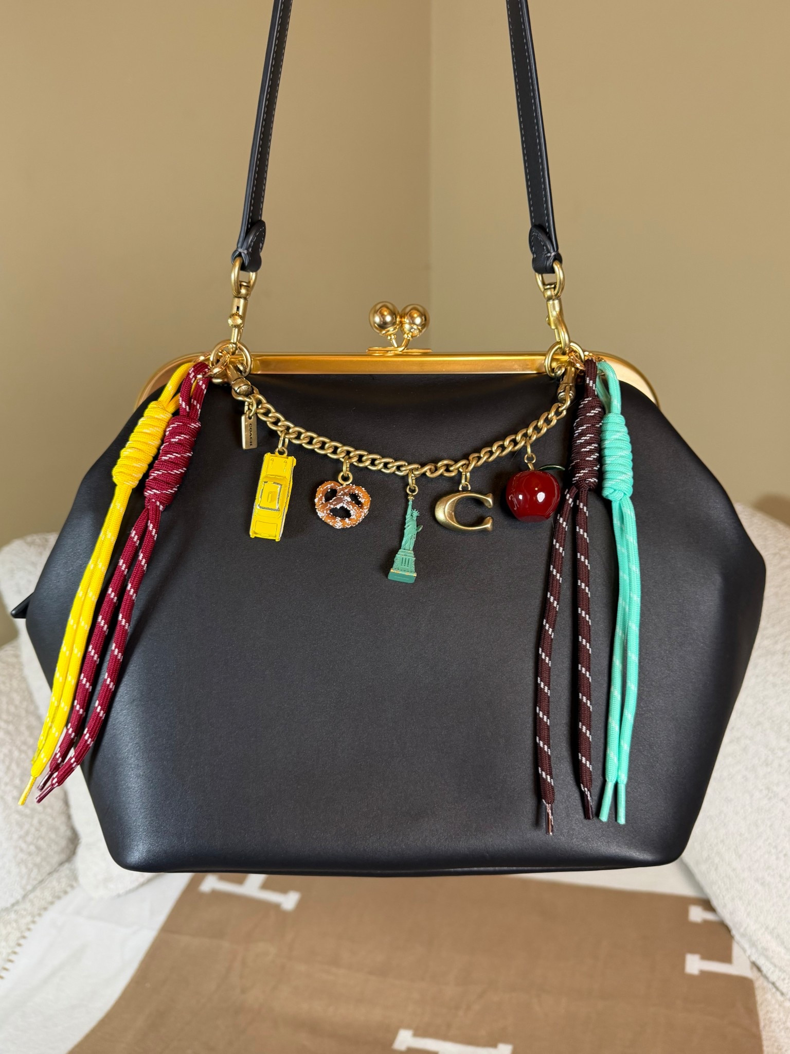 Bag do the day 🖤🗽🍎🚕
Coach Kisslock 27
Coach New York ba chain
Shoe lace charms from Amazon


#LTKMothersDay #LTKootd