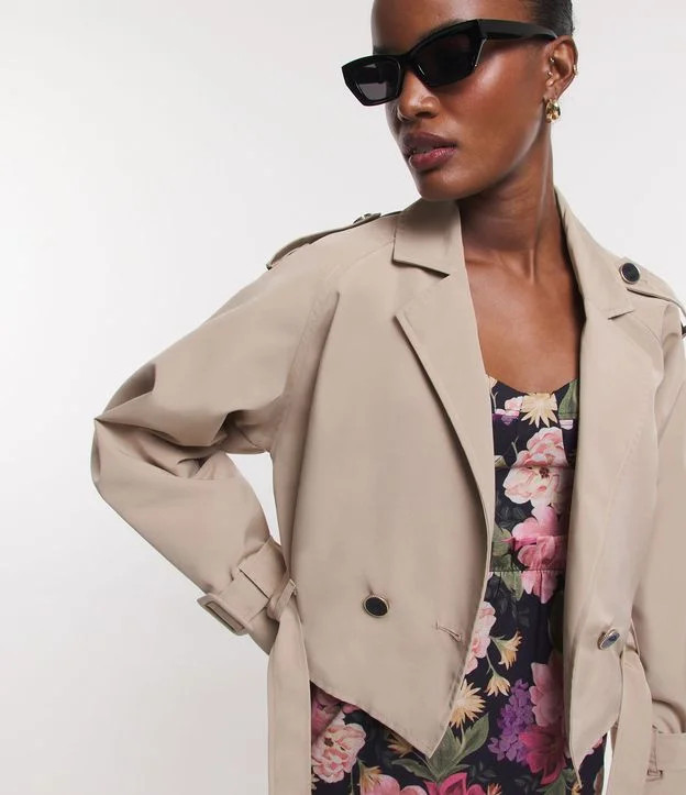 Jaqueta Trench Coat Curta Alfaiatada com Fivelas na Barra e Punhos Bege | Renner (BR)