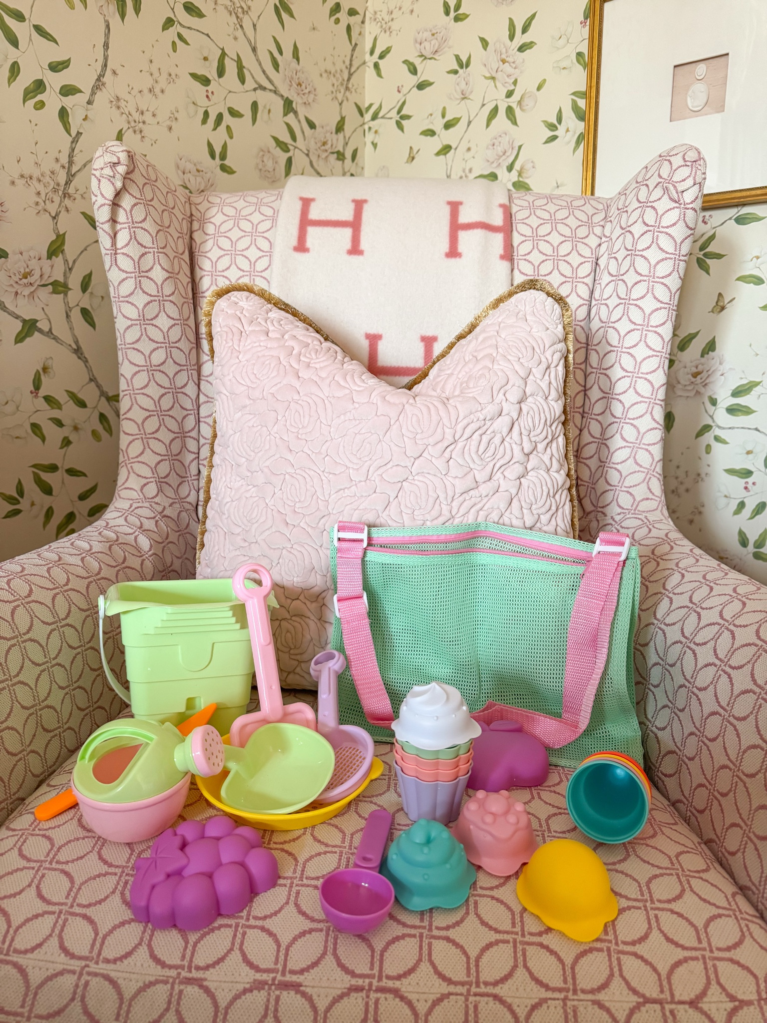 Ice cream sand set with shell-collecting bag, shovel and pail, scoops, watering can, sift, and sand molds 🍦 Perfect for Spring Break!