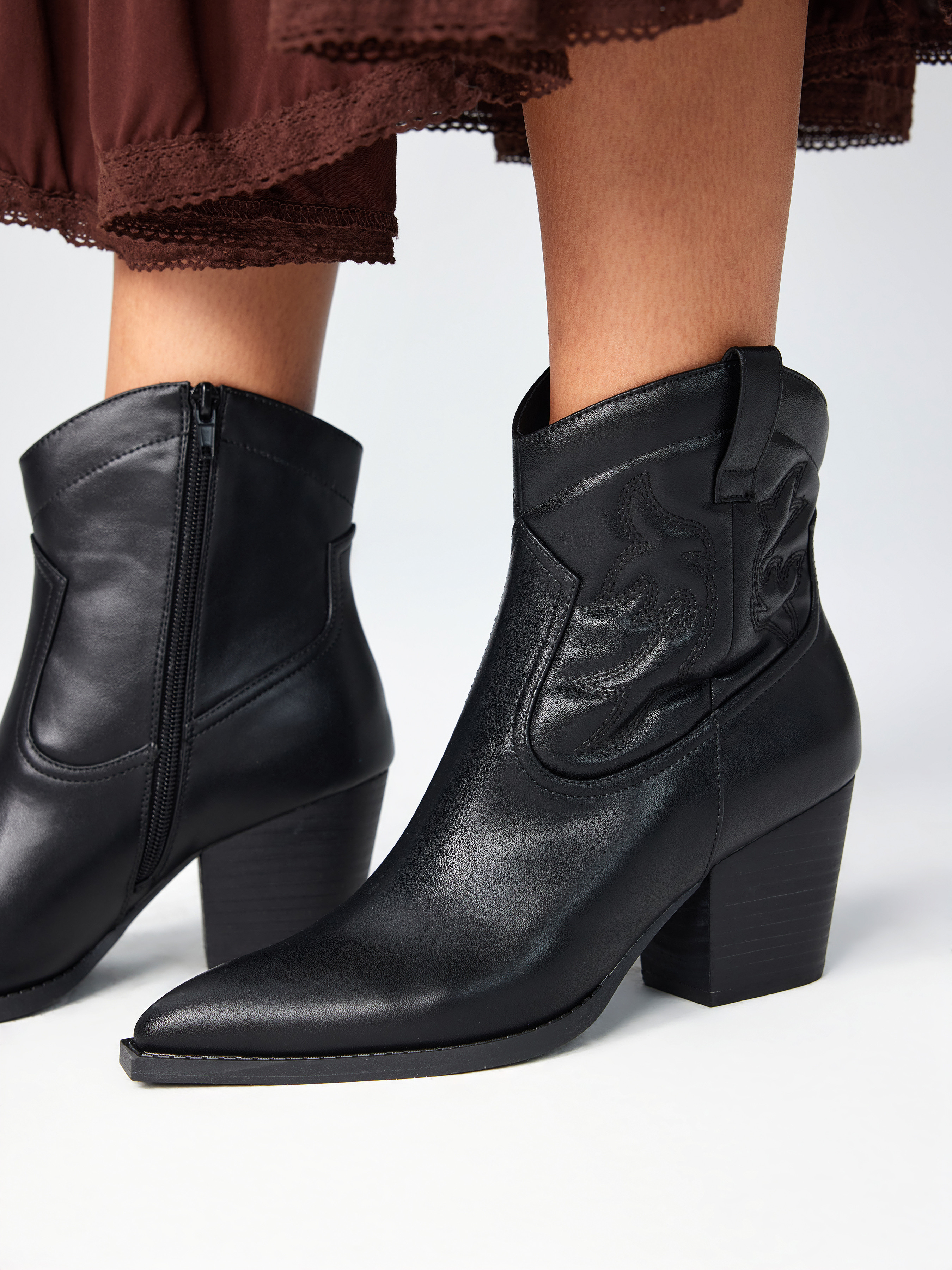 Cowboy Festival Outfits Western Outfits Solid Chunky Heeled Ankle Cowboy Boots For Holiday | Cider