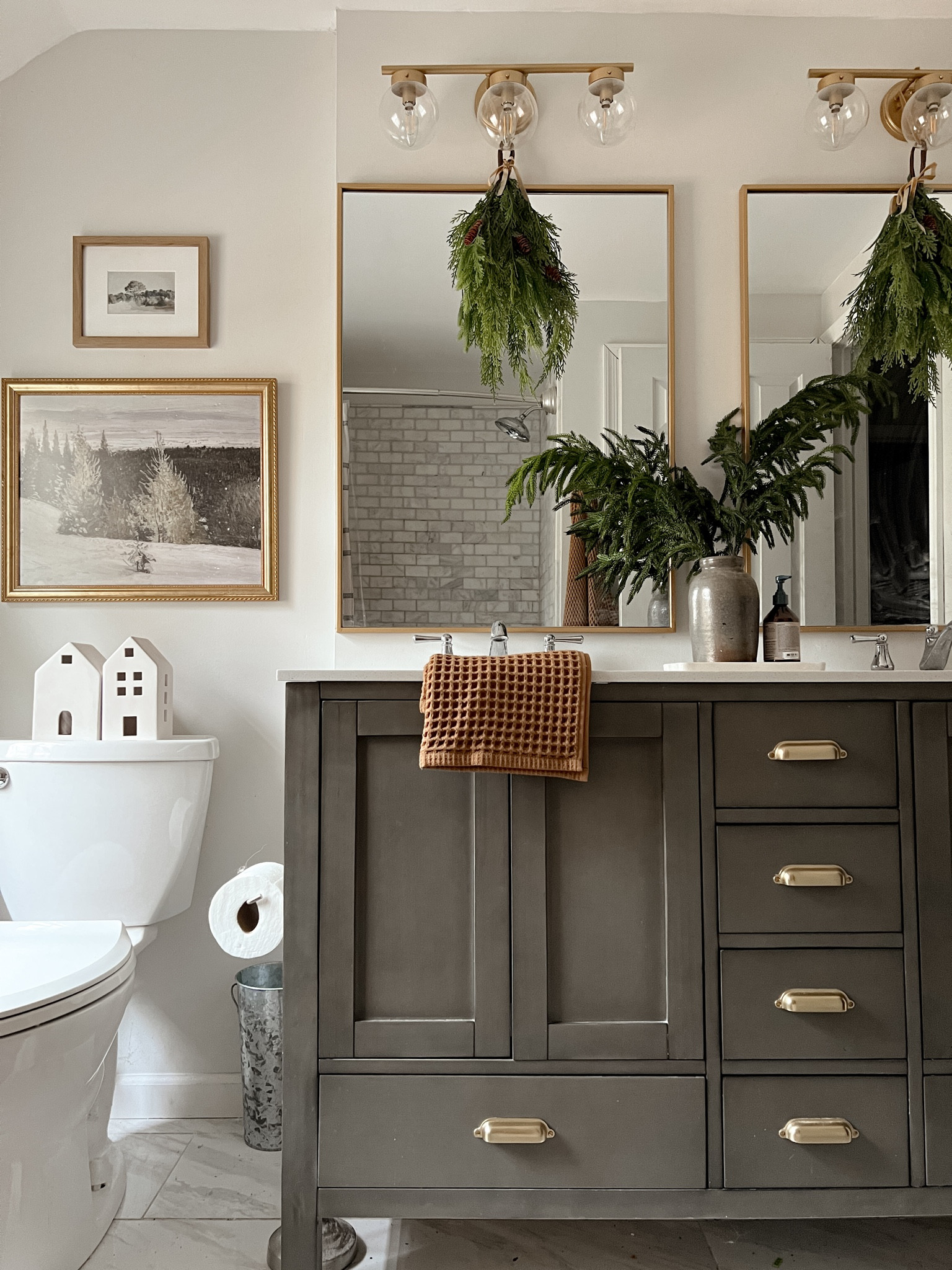 Christmas bathroom inspo! 
