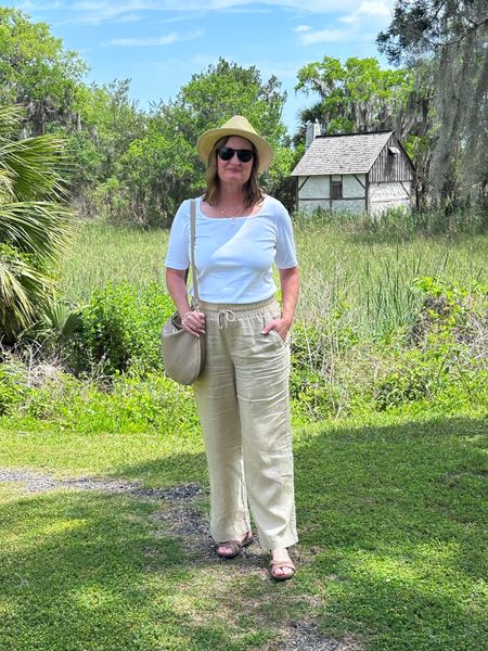 ay 4 outfit of my Spring Coastal Travel Capsule Wardrobe ☀️ We visited Fort King George Historic Site and Hofwyl-Broadfield Plantation in Brunswick Georgia. 🌊 See the full post on the blog with shopping links, photos and 12 outfit 