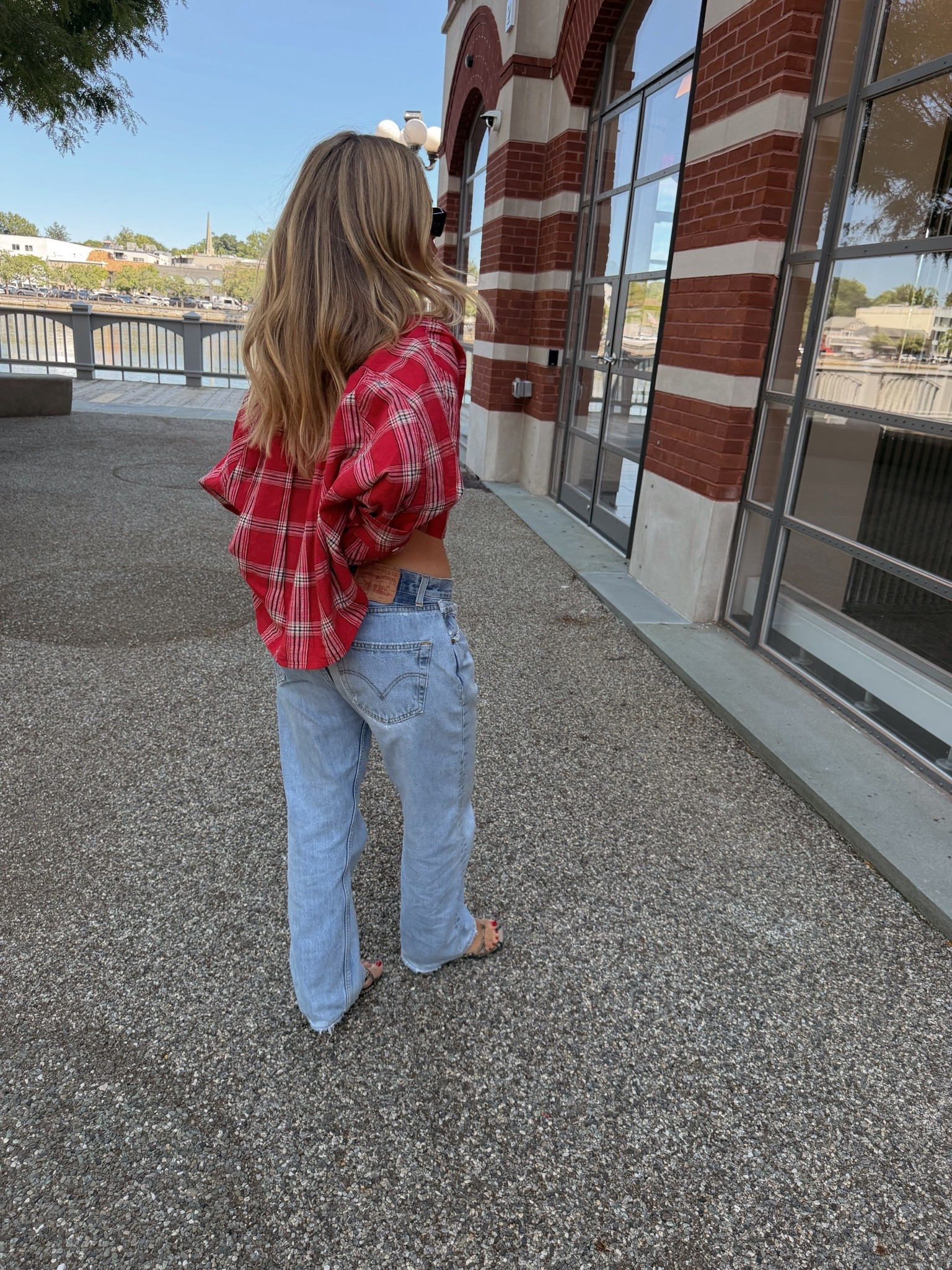 Top Xs 
Denim sized up 2 sizes for baggier fit (they're shorter on model I'm
Only 5'2!)