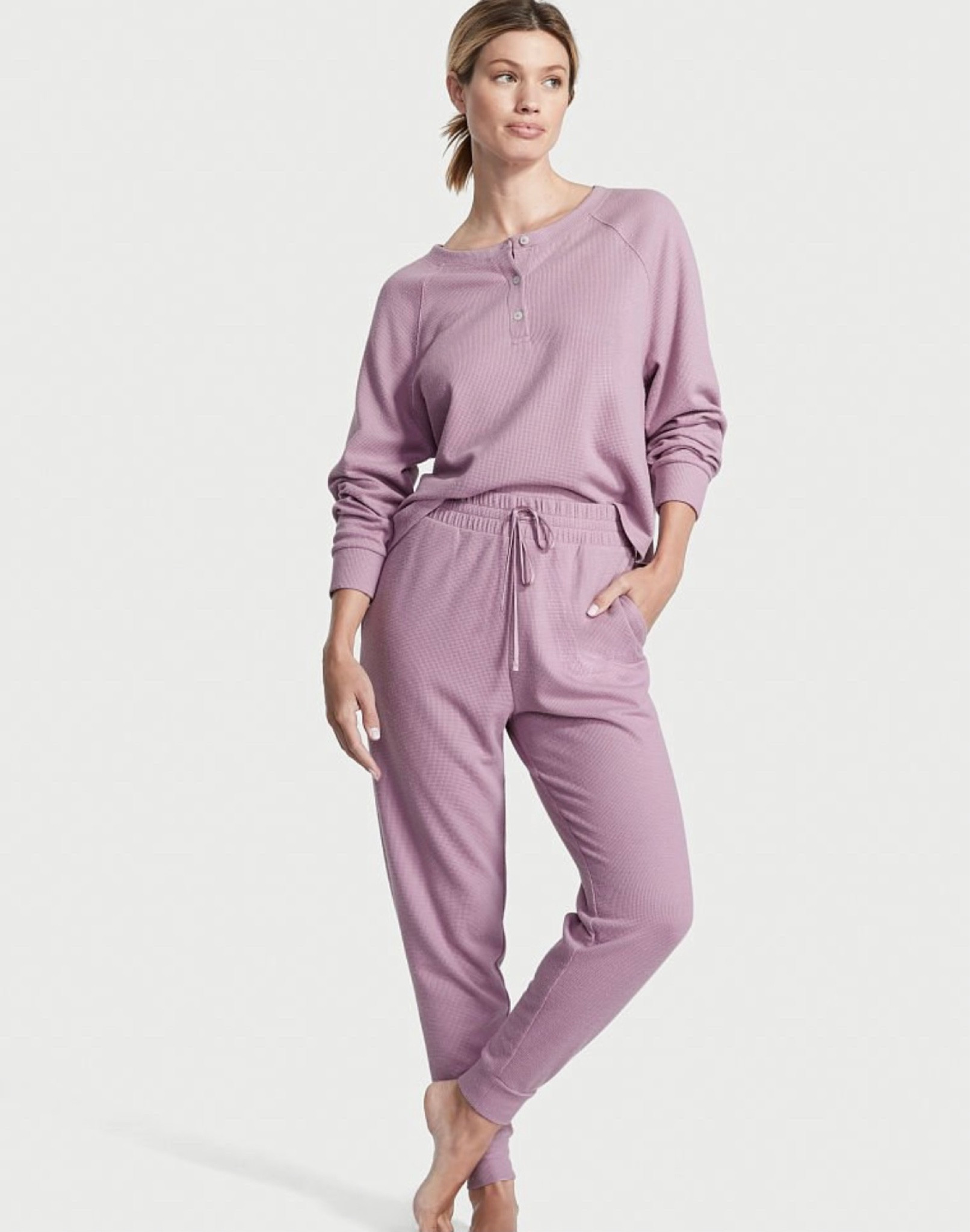 🎁 A beautiful matching set that is cozy for #wfh life and to take the dogs outside for a quick potty break between conference calls. Also, a super cozy gift idea!
#victoriassecret #holidaygift #cozy

#LTKSeasonal #LTKGiftGuide #LTKHoliday