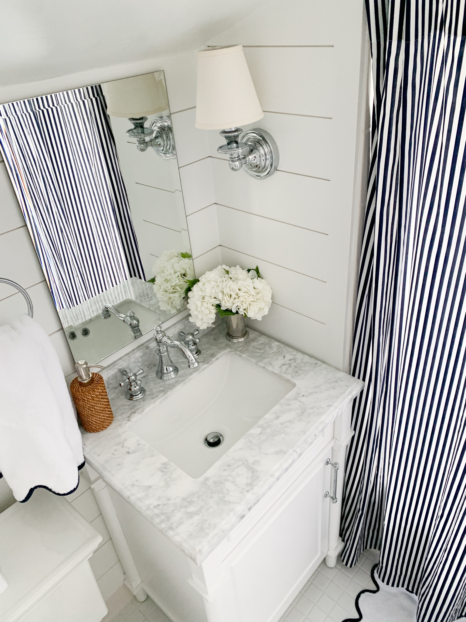 Navy and white coastal bathroom 

#LTKFindsUnder100 #LTKHome #LTKFindsUnder50