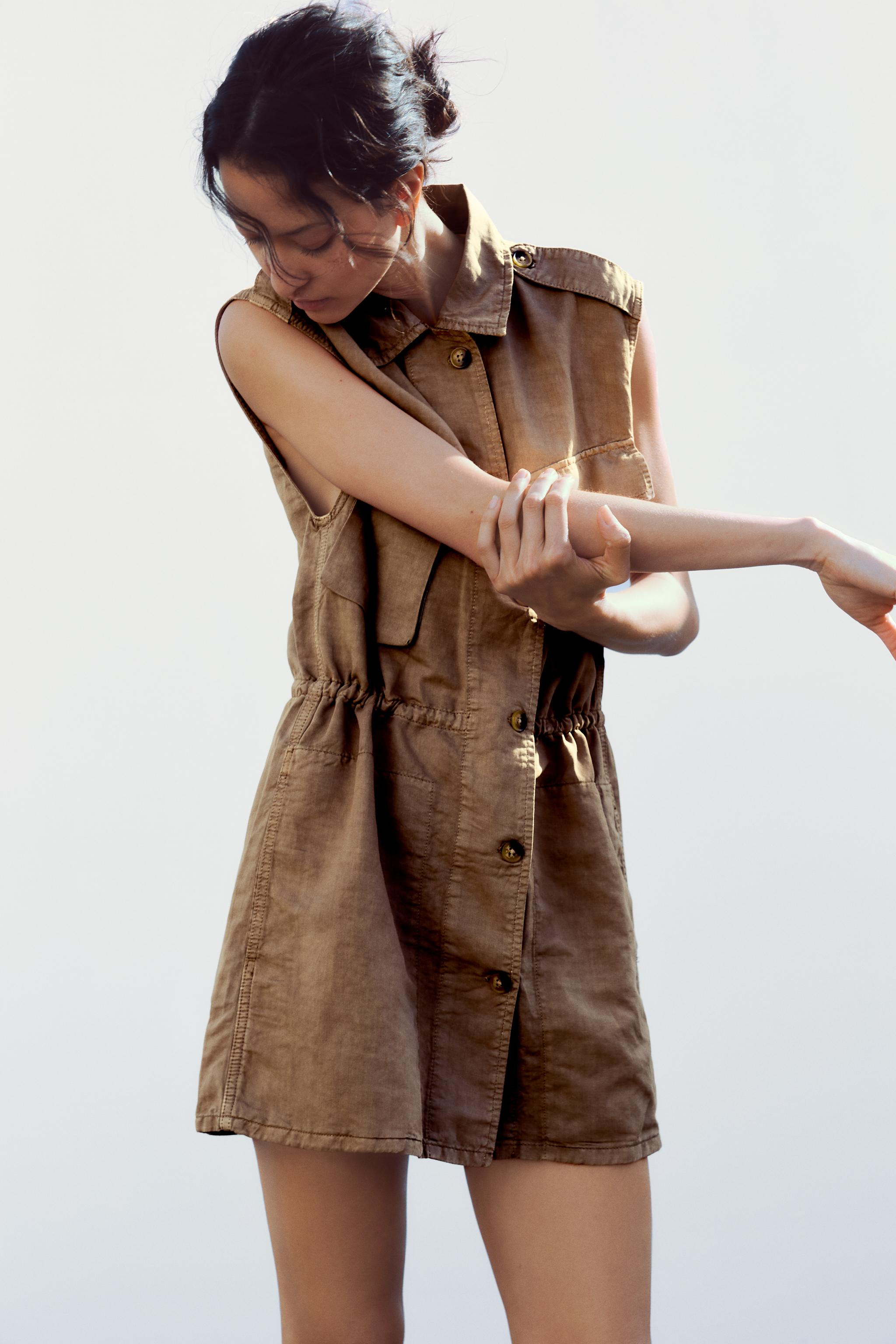 Short dress with lapel collar and sleeveless armholes with shoulder straps. Patch pockets with fl... | Zara US