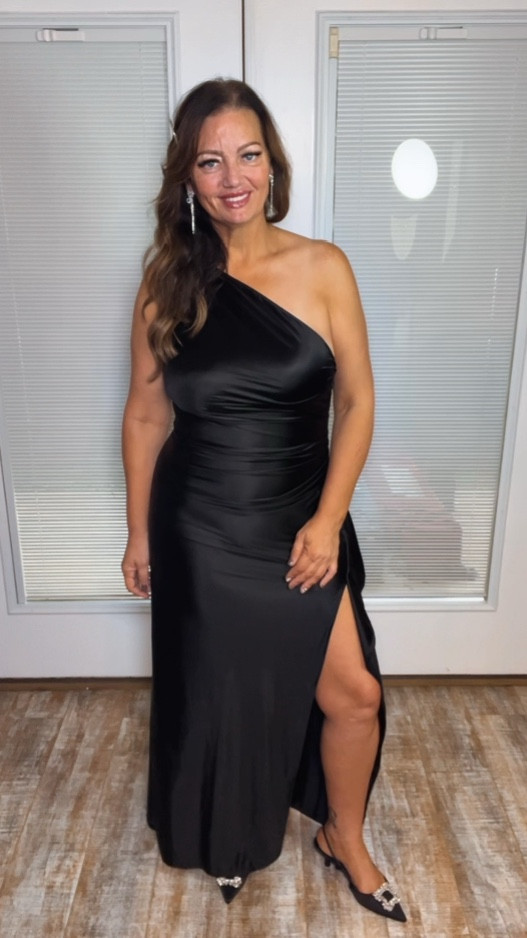 LOVE LOVE!!! Perfect for holiday parties, weddings, New Year’s Eve! 🤩🌐😎

#eveninggowns #newyearsevedress #weddingguestdress #formaldresses #cocktaildress #womensdresses #classy #chic 

#LTKWedding #LTKHoliday #LTKMidsize