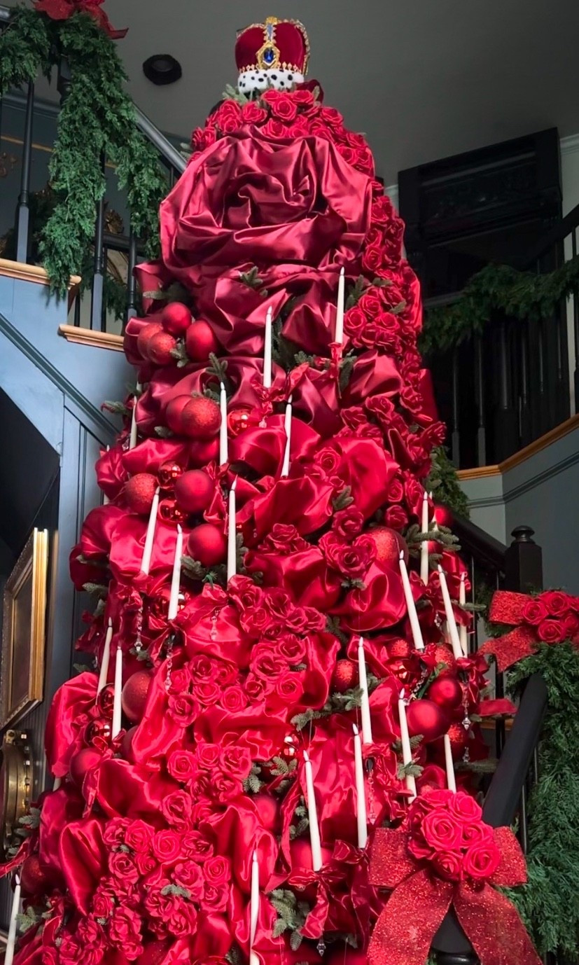 Noting says royal like a lavish red Christmas tree topped with a crown fit for a king! Shop the supplies to recreate your own below! ❤️👑

#Christmas #ChristmasDecor #WhiteChristmas #TraditionalChristmas #VintageChristmas #CallSignDesign #Vintage #Luxury #InteriorDesign #InteriorDecorating #Elegance #Chandelier #OldWorldCharm #DesignStyle #CastleCore #OldWorldCharm  #SimpleSwaps