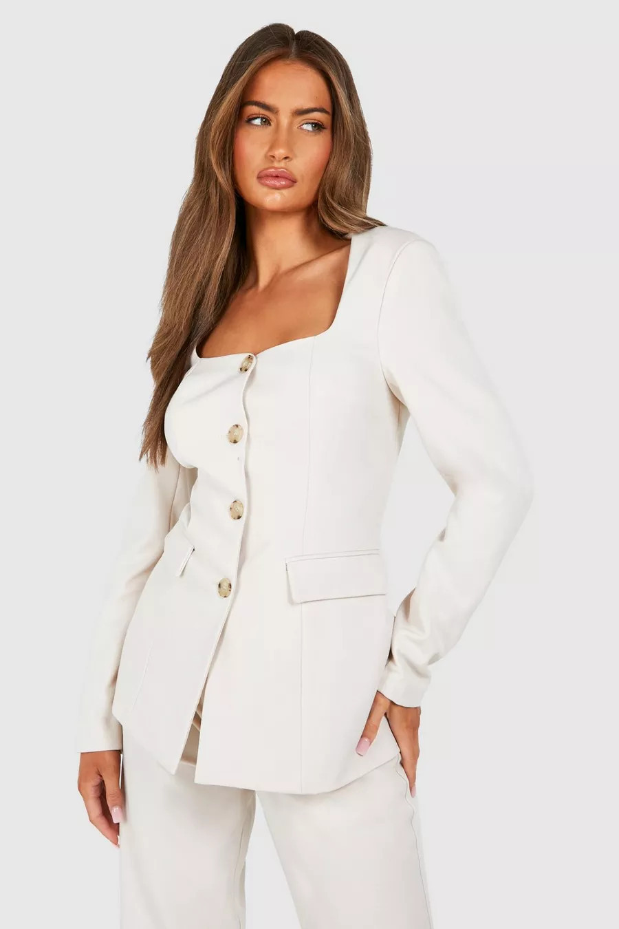 Blazer boutonné à col carré | Boohoo.com (FR)