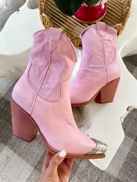 Women’s pink cowgirl boots 
These run TTS 
Concert style
Nashville style 